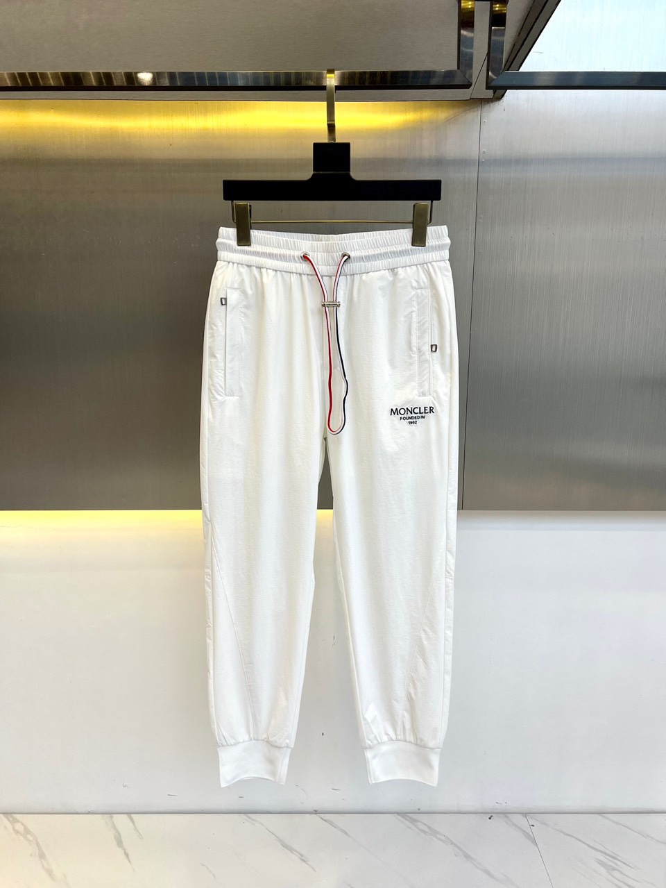 NO:140798,Mon masked, spring and summer new style men's original single sports casual pants fashionable elastic strap trousers. A versatile trousers that combine casual pants, perfectly controls various outfit needs, high-density ultra-thin speed drying material, soft and delicate, skin-friendly, and has good vertical breathability. It is also an indispensable matching tool in men's wardrobe, and is a classic style of practical wear. The design style of the whole casual pants is simple and fashionable, with elastic waist and special texture drawstring design, which is easy to wear, not only full of details, but also very practical. 48-56 (model 173, 143 catties upper body 50 sizes), Moncler, alexander wang19860909Mon蒙口、 春夏新款 男士原单运动休闲裤时尚松紧带卫裤.一款休闲时尚卫裤兼备的百搭裤装,完美驾驭各种穿搭需求,高密度超薄速干材质面料,柔软细腻更加亲肤,垂直感十足透气性好.也是男士衣橱里不可缺少的搭配神器,属于实穿型的经典款式.整条休闲裤的设计风格简洁时尚,裤腰弹力加特色质感抽绳设计,穿着方便,不但细节感满满,同时也极具实用性.48-56（模特173,143斤上身50码）,,Moncler,alexander wang,Men's clothing