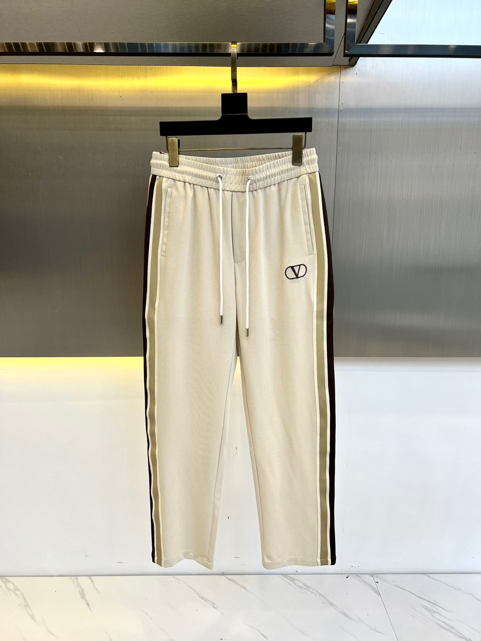 NO:140800,VT Valentino, 25s spring and summer new casual straight sports sweatpants, a versatile sweatpants, simple and stylish design style of the whole casual pants is simple and fashionable, medium-weight cotton thick sweatpants, and the fabric is also very heavy nylon 67 viscose 25 spandex 8 mixed fiber ingredients, moderate thickness and soft and comfortable touch, bright and clear texture on the surface, looks very textured, and has a high-end charm. This high-quality fiber has a smooth surface and is rarely curled, and the touch is soft and smooth and delicate!  29-38, No 37 (please report height and weight by placing an order), valentino, alexander wang19860909VT华伦天奴、25s春夏新款休闲直筒运动卫裤,一件百搭卫裤,简约又有腔调 整条休闲裤的设计风格简洁时尚,中克重棉质加厚运动裤,面料也很重磅锦纶 67粘胶 25氨纶 8混合纤维成分,厚度适中触感柔和舒适,表面亮泽清晰的纹理,看上去非常有质感,细品高级韵味十足,这种优质的纤维,表面光滑,极少卷曲,手感软又滑很细腻！29-38,无37（下单请报身高体重）,,valentino,alexander wang,Men's clothing