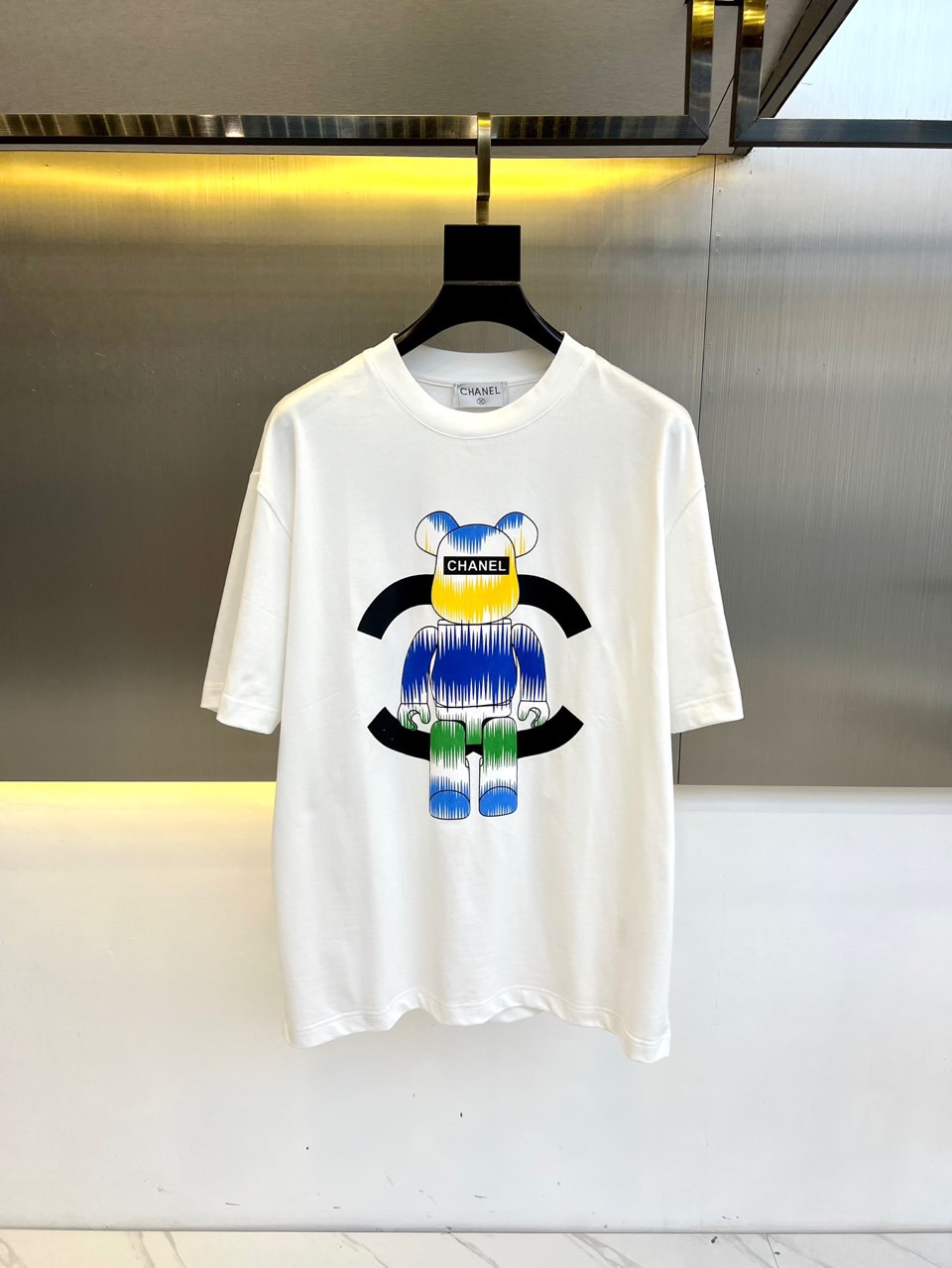 NO:140802,Chanel, 25s spring and summer new men's round neck short-sleeved T-shirt, created with direct-spray printing craft pattern elements. Made of imported pure cotton-32 double-strand Xinjiang cotton fabrics, the original counter fabrics, the brand recognition is super strong, and the fashionable round neck chest T-shirt This T-shirt is exquisite in craftsmanship and full of design sense!  The matching is stylish!  The upper body is elegant in style. It is a must-have item that combines fashion and comfort!  48-56 (please report height and weight by placing an order), chanel, chanel, T-shirt, tees, t-shirt, alexander wang19860909Chane香奈儿、25s春夏新品男士圆领短袖T恤,直喷印花工艺图案元素打造.采用客供进口纯棉-32支双股新疆棉面料制成,专柜原版面料,品牌辨识度超级强,时尚圆领胸T恤 此款T恤工艺精湛、设计感十足！搭配潮流有范！上身格调高雅.内外兼修、集时尚与舒适于一身的必备单品！48-56（下单请报身高体重）,,chanel,chanel,T-shirt,tees，t-shirt,alexander wang,Men's clothing