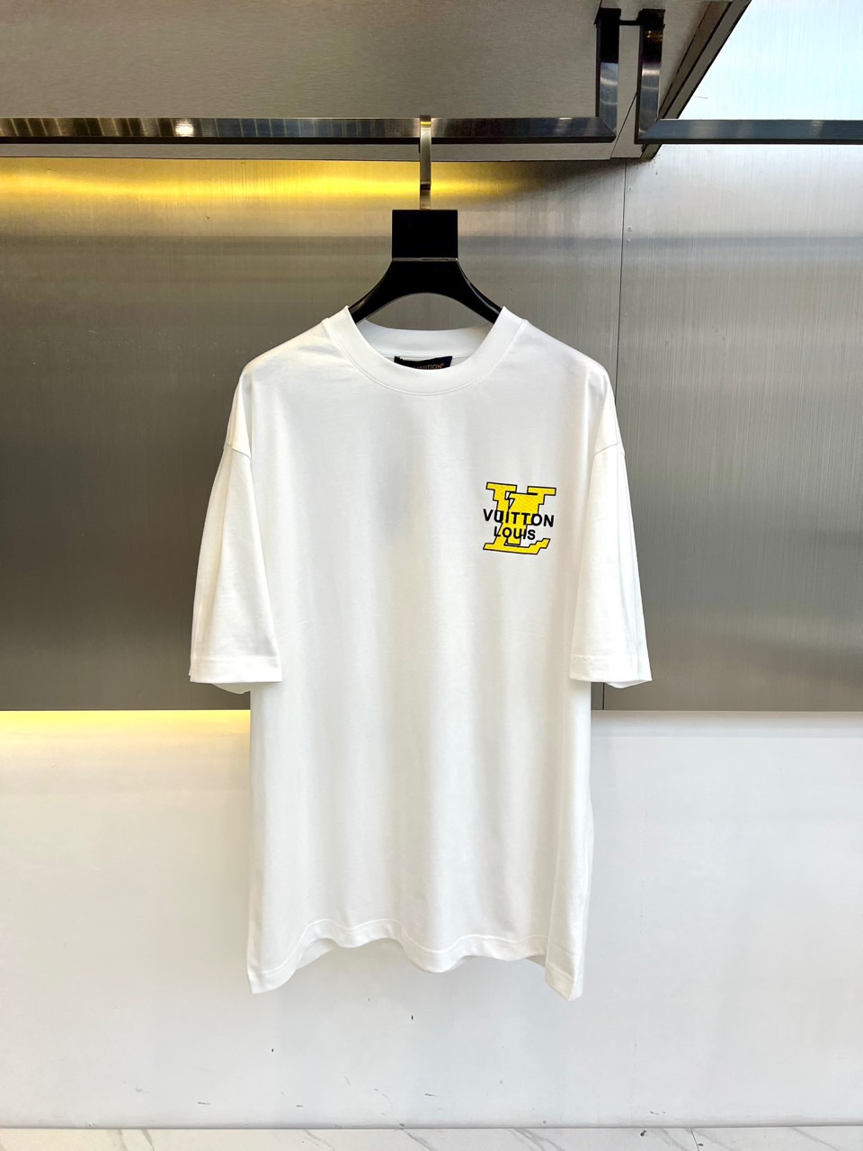 NO:140804,1v. A new classic LOGO stamped round neck short-sleeved T-shirt for men for spring and summer. Imported pure cotton fabric, the fabric feels silky and soft, breathable and skin-friendly, and is extremely comfortable to wear, and the overall texture is quite high!  The iconic logo logo on the chest of the clothes is carefully crafted with multi-color three-dimensional printing technology. The contrasting color effect makes people shine, forming a sharp and strong contrast, with great recognition and class!  The regular casual loose fitting design makes it easy to make you look slim and taller!  48-56 (model 173, 143 catties upper body 50 sizes), T-shirt,tees, t-shirt,alexander wang198609091v、春夏男士新款经典LOGO压印圆领短袖T恤.进口纯棉面料,面料手感丝滑柔软,透气亲肤性极佳,着身无比的舒适,整体质感相当之高！衣身胸前标志性徽标Logo,采用多色立体印花技术精心打造,撞色效果让人眼前一亮,形成鲜明的强烈对比,极具辨识度与档次感！常规的休闲宽松版型裁剪设计,轻松凹出显瘦显高身型！48-56（模特173,143斤上身50码）,,T-shirt,tees，t-shirt,alexander wang,Men's clothing