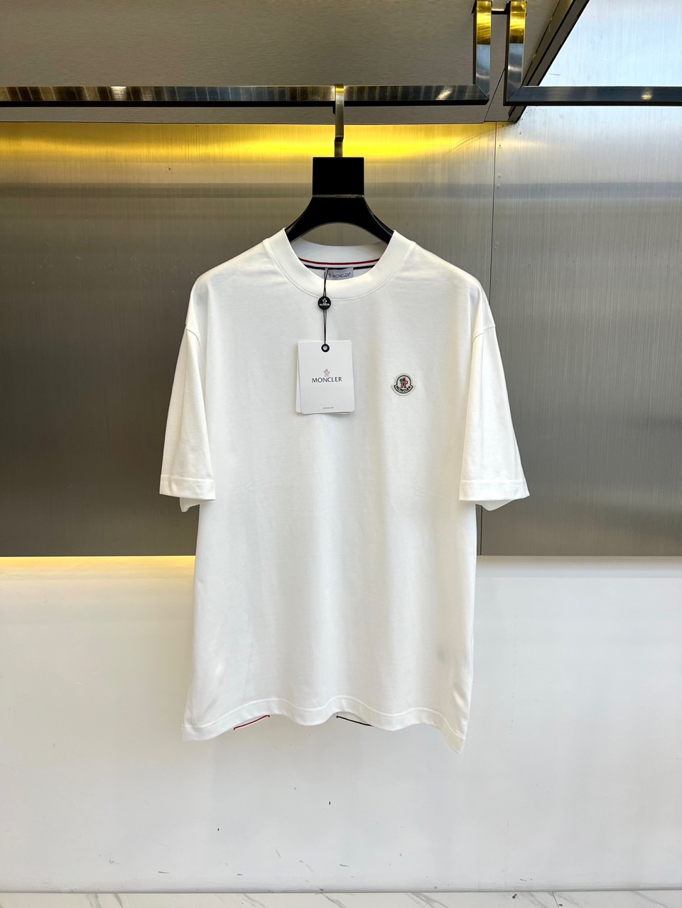 NO:140806,Mon masked mouth and new short-sleeved T-shirts in spring and summer are released simultaneously in the counter!  Customized exclusive pure cotton fabric, customized original craft thread, heavy industry wool stick logo craft design!  Simple and generous, calm and versatile, perfectly integrated with fashion and style, a top-notch fashionable style that perfectly suits the outside wear!  The overall feeling is natural!  The ultimate classic versatile short-sleeved T-shirt is designed with the latest three-dimensional logo pattern elements!  The ultimate perfection of heavy industry!  Fans who pursue high quality are please buy them by themselves, and all fans who know the goods are invited to appreciate this model together!  48-56 (model 173, 143 catties upper body 50 sizes), Moncler, T-shirt, tees, t-shirt, alexander wang19860909Mon蒙口、春夏新款短袖t恤,专柜同步发售！定制专属纯棉面料,定制原版工艺螺纹,重工毛粘logo工艺设计！简约大方,从容百搭,完美融入时尚还有风情感一款完美符合外穿的顶尖时髦气质款！整体给人浑然天成的感觉！极致经典的百搭型短袖t恤,采用最新的立体logo图案元素设计！极致的重工极致的完美！追求高品质的粉丝们请自行抢购,诚邀所有识货的粉丝一同鉴赏此款！48-56（模特173,143斤上身50码）,,Moncler,T-shirt,tees，t-shirt,alexander wang,Men's clothing