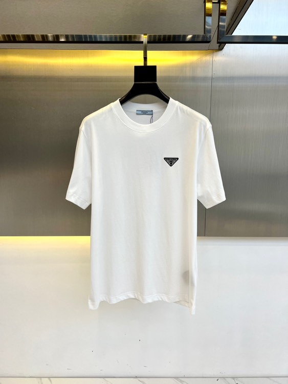 NO:140808,Prad and AW spring and summer new custom fabrics are casual short-sleeved, this custom pure cotton high-weight fabric T-shirt, the latest iconic logo print. It is paired with a brocade round neck to create a casual effect. Loose style, the fabric is not stuffy, comfortable, breathable, and soft, and can be matched with jeans or sports trousers!  48-56 (model 173, 143 catties upper body 50 sizes), prada, prada, jeans, T-shirt, alexander wang19860909Prad普拉、AW春夏新品定制面料休闲短袖,这款定制纯棉高克重面料 T 恤,最新标志性的 logo 印花.同布罗纹圆领搭打造休闲效果.宽松款式,面料无闷热感,舒适透气柔软,可与牛仔裤或运动长裤搭配！48-56（模特173,143斤上身50码）,,prada,prada,jeans,T-shirt,alexander wang,Men's clothing