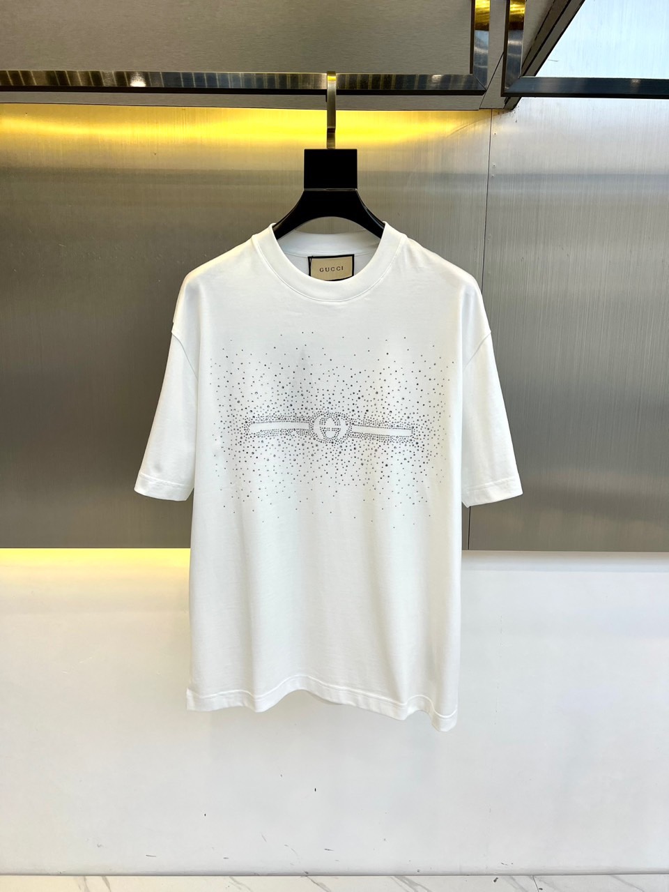 NO:140810,Gucc and new spring and summer products are available for new short-sleeved T-shirts. They are made of imported mercerized cotton fabric, with delicate and soft fabrics. The upper body is naturally comfortable and cool, with the front piece of ironing and diamond craftsmanship, colorful three-dimensional and clear, and the color is very clear, highlighting the overall styling and slimming feeling. The overall craftsmanship line is really impeccable!  High-end good goods!  48-56 (model 173, 140 catties upper body 50 sizes), gucci, gucci, T-shirt, tees, t-shirt, alexander wang19860909Gucc古驰、春夏新品发售新品短袖T恤.采用进口丝光欧棉面料,面料细腻柔软 上身自然是舒适 凉爽,前片烫钻工艺,彩炫立体清晰,颜色十分清晰,非常的凸显整体的造型感以及修身上身感 整体的工艺车线真的是无可挑剔！高端好货！48-56（模特173,140斤上身50码）,,gucci,gucci,T-shirt,tees，t-shirt,alexander wang,Men's clothing