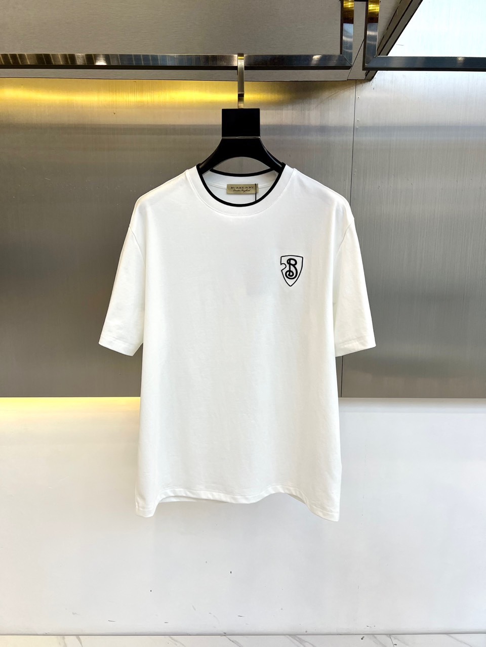 NO:140814,Burberry, new men's logo embroidered short-sleeved T-shirt. Needle is a needle method used in embroidery to fill in slender curved lines. It forms smooth lines through densely arranged stitches, which have the characteristics of strong coverage, vivid lines and outstanding three-dimensionality. Simple vertical round neck short-sleeved version, developed extremely simple body cutting for the paper pattern, knitted material has certain extension performance, and the upper body will not be tightly tied. Round neck contrasting rib splicing neckline, and stripping process in the back neckline effectively prevents the neckline deformation after multiple washes, fit shoulder line, bottom swing and cuff special machine knight car open line edge collection. 48-56 (model 173, 143 catties upper body 50 yards), ,burberry, burberry, T-shirt,tees, t-shirt,alexander wang19860909Bur巴宝莉、新款男士徽标logo刺绣短袖T恤.挨针是刺绣中用于填充细长弯曲线条的针法,通过密集排列的针迹形成流畅线条,具有覆盖性强、线条生动、立体感突出的特点.简约垂直圆领短袖版型,对版纸样开发极简直身剪裁,针织材质具有一定延展性能,上身不会紧紧束身.圆领撞色罗纹拼接领口,后领口内贴条工艺,有效防止多次穿洗后领口变形,合身肩线,底摆与袖口专机坎车明线收边.48-56（模特173,143斤上身50码）,,burberry,burberry,T-shirt,tees，t-shirt,alexander wang,Men's clothing