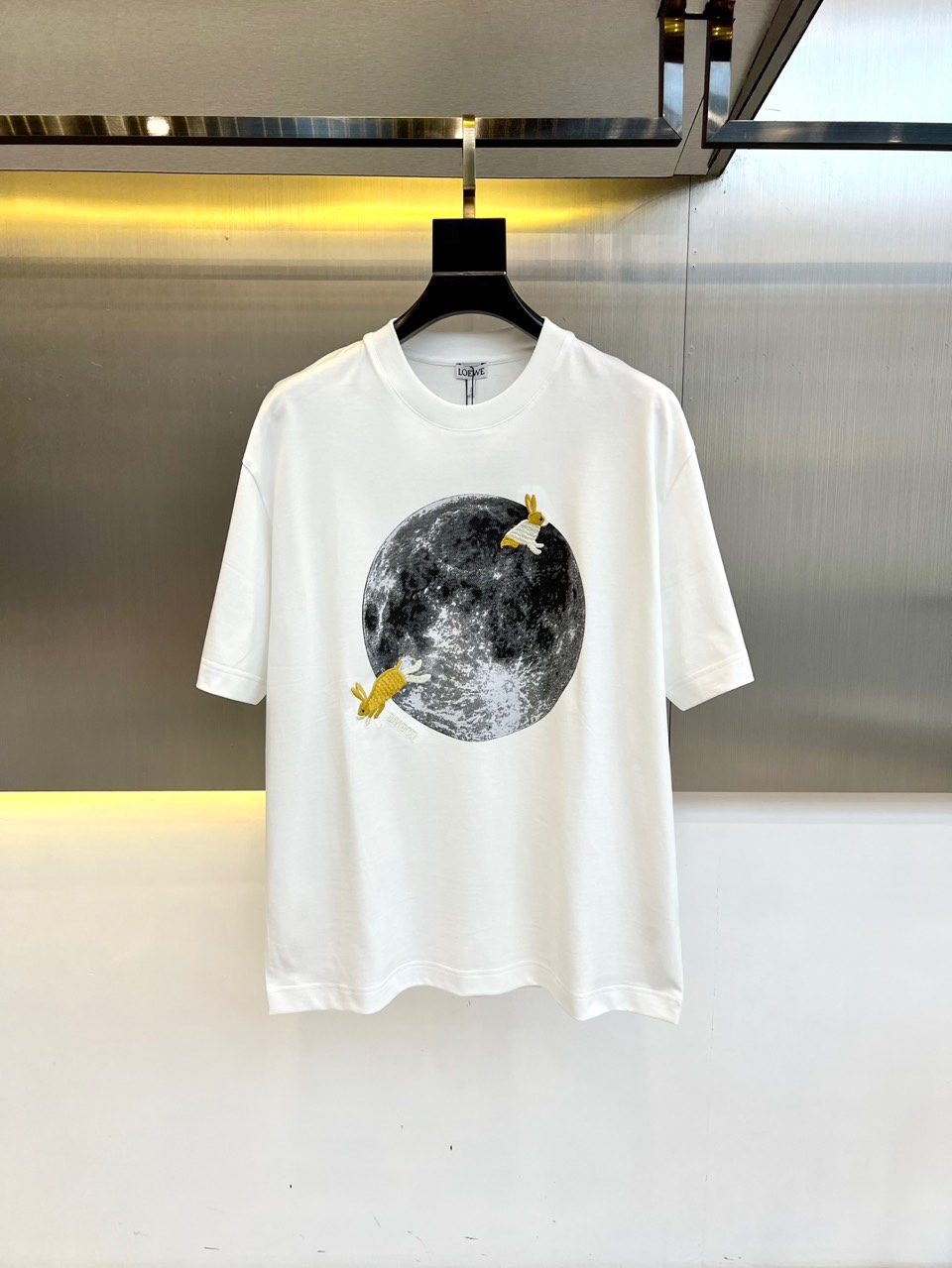 NO:140816,Lowe Luo Yiwei, 25 spring and summer series cotton short-sleeved T-shirt!  It is made of long-length cotton fabric, which has a soft and delicate feel, and is skin-friendly and breathable on the upper body, making it very comfortable to wear with close body!  The logo pattern is contrasting in a fashionable three-dimensional way. The color is very clear, highlighting the overall styling and body-slimming feeling. The overall craftsmanship line is really impeccable!  The upper body is simple and elegant, without losing the sense of fashion. It is very fashionable whether it is base or worn alone. There is no pressure to match various trousers and skirts!  A magical artifact for traveling to enhance the sense of separation without age!  A great work to reduce age!  Don't hesitate if you like it!  48-56 (model 173, 143 catties upper body 50 sizes), loewe, skirts, T-shirt, tees, t-shirt, alexander wang19860909Lowe罗意威、25春春夏系列棉质短袖T恤！采用长绒棉面料, 手感柔软细腻, 上身亲肤透气, 贴身穿非常舒服！logo图案撞色时尚立体.颜色十分清晰,非常的凸显整体的造型感以及修身上身感 整体的工艺车线真的是无可挑剔！上身简约大方, 不失那份时尚感, 无论打底或是单穿都很潮, 各种裤装裙装 搭配毫无压力！出行凹造型神器, 提升好气色没有年龄的分界感！减龄佳作！喜欢的不要犹豫！48-56（模特173,143斤上身50码）,,loewe,skirts,T-shirt,tees，t-shirt,alexander wang,Men's clothing