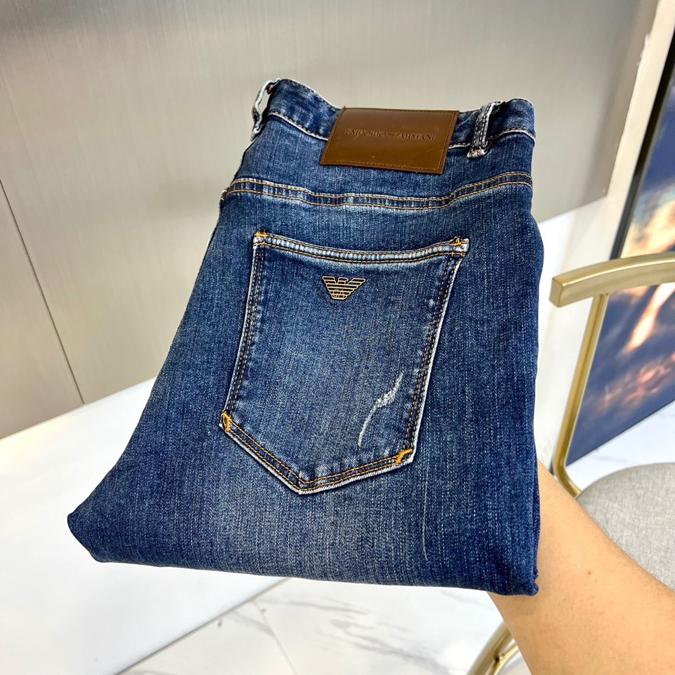 NO:140799,ARM Armani, the new retro blue denim fashion washing jeans in early spring. Denim jeans are essential items in the wardrobe and are a tool for daily mixing and matching and styling. Every detail is enough to taste!  The classic overall design carries retro style, rich retro colors, and pocket metal logo pattern modification!  The iconic logo waist brand logo has been reshaped again. The innovative leather logo is very stunning. The design brings the overall modern retro accent and fashionable feel to the extreme, and greatly enriches the overall vision!  The style is perfectly tailored, satisfied with everyday outfits, full of upper body styles, and must-have trousers for quality control!  29-38 (no 37 yards), Armani, jeans, alexander wang19860909ARM阿玛尼、早春新品复古蓝色丹宁时尚水洗牛仔裤,丹宁牛仔裤属于衣橱的必备单品,属于日常混搭和造型的利器 每个细节皆足矣品味！经典整体的设计承载了复古风格,浓郁的文艺复古色彩,口袋金属logo图案修饰！标志性logo腰牌标识再一次得到重塑,革新后的皮标非常惊艳,设计把整体的现代复古腔调及时髦感发挥到极致,且极大的丰富了整体的视觉！版型剪裁完美,满足于日常各种穿搭,上身型款十足,于品质控者必入型裤装！29-38（无37码）,,armani,jeans,alexander wang,Men's clothing