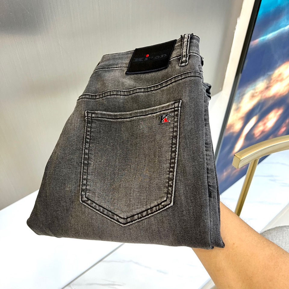 NO:140803,Kiton-25 Spring and Summer original single men's fashion casual denim jeans, customer-supplied high-quality imported denim original color fabric, specially selected Japanese Okayama pure 13oz ounce denim fabric, heavy environmentally friendly plant enzyme washing process, the texture has a light retro color, which is quite beautiful. The fabric is soft and delicate after washing, but has a strong bones and a little elastic, providing an excellent comfort experience, without any damage to the craft elements throughout the body, retaining the purest tannin color!  The color matching is a classic and fashionable high-end counter color, with tough and capable lines, which meets the most popular color for men. It is very pure saturation gray, with perfect style and excellent hip lifting effect. It can easily sweep any top matching in the wardrobe. It has extensive compatibility and is satisfied with various daily outfits. It has a lot of upper body styles and must-have trousers for quality control and denim control!  29-38 (no 37), jeans,alexander wang19860909Kiton-25 春夏原单男士时装休闲丹宁牛仔裤,客供高级进口的丹宁原色面料,特选日本冈山纯正13oz 盎司牛仔布料,重磅环保植物酵素水洗工艺,肌理有着淡淡的复古色彩,相当漂亮,面料经过水洗后柔软细腻,但筋骨感极强,且略带弹力,提供了绝佳的舒适体验,通身无任何工艺元素破坏,保留了最纯粹的丹宁本色！配色属于经典时尚高级专柜色,硬朗干练的线条,符合男性最为心头好的色调,非常纯粹的饱和度灰,版型剪裁完美,提臀修身效果绝佳,可轻松横扫衣橱任何的上装搭配,兼容性广泛,满足于日常各种穿搭,上身型款十足,于品质控及牛仔迷控者必入型裤装！29-38（无37）,,jeans,alexander wang,Men's clothing
