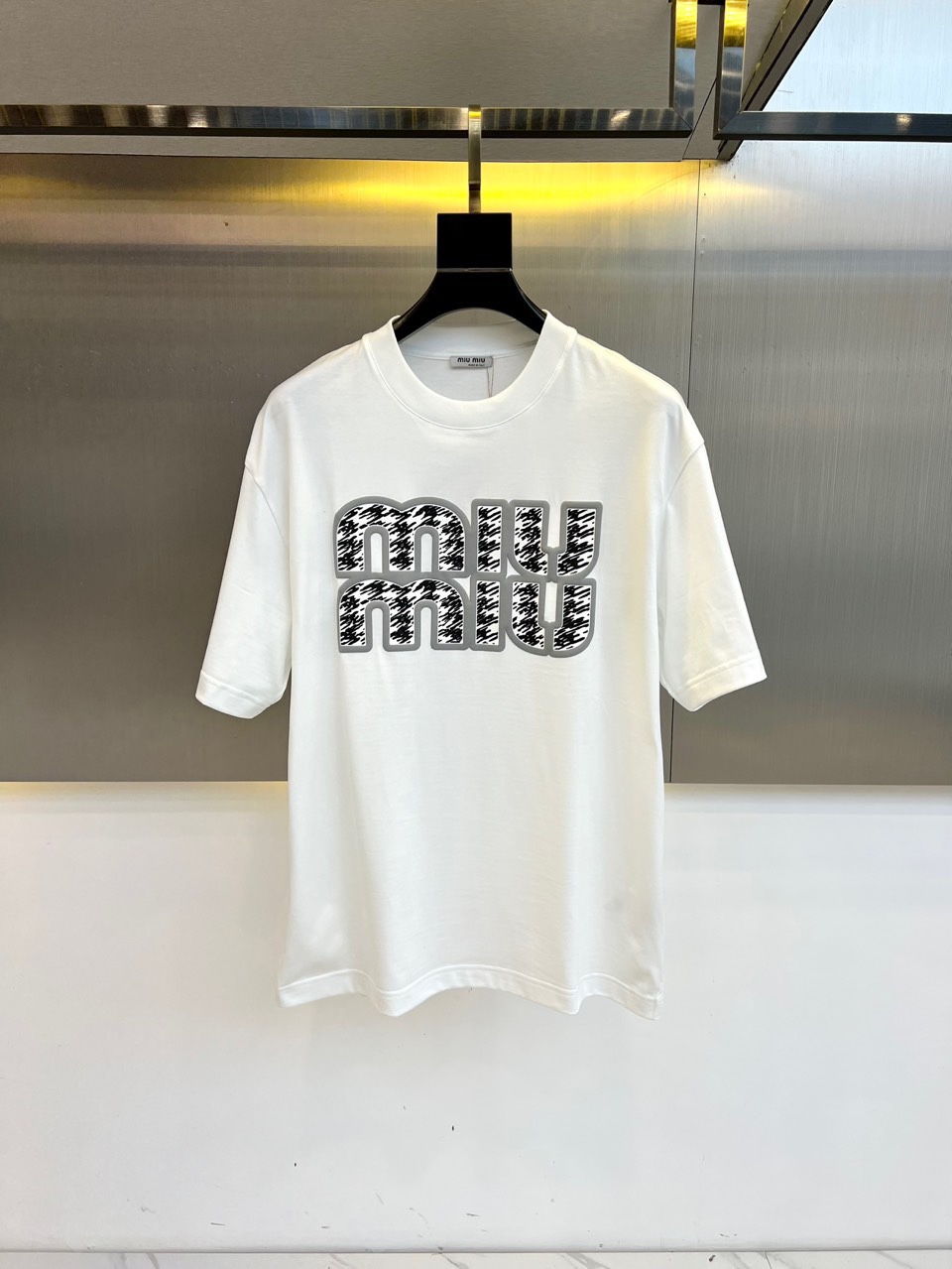 NO:158990,Miumiu and spring and summer men's new classic LOGO printed round neck short-sleeved T-shirt. Imported mercerized cotton fabric, the fabric feels silky and soft, breathable and skin-friendly, and is extremely comfortable to wear, and the overall texture is quite high!  The iconic logo logo on the chest of the clothes is carefully crafted with multi-color three-dimensional printing technology. The contrasting color effect makes people shine, forming a sharp and strong contrast, with great recognition and class!  The regular casual loose fitting design makes it easy to make you look slim and taller!  48-56 (model 173, 143 catties upper body 50 sizes), miumiu, T-shirt, tees, t-shirt, alexander wang19860909Miumiu缪缪、春夏男士新款经典LOGO印花圆领短袖T恤.进口丝光棉面料,面料手感丝滑柔软,透气亲肤性极佳,着身无比的舒适,整体质感相当之高！衣身胸前标志性徽标Logo,采用多色立体印花技术精心打造,撞色效果让人眼前一亮,形成鲜明的强烈对比,极具辨识度与档次感！常规的休闲宽松版型裁剪设计,轻松凹出显瘦显高身型！48-56（模特173,143斤上身50码）,,miumiu,T-shirt,tees，t-shirt,alexander wang,Men's clothing