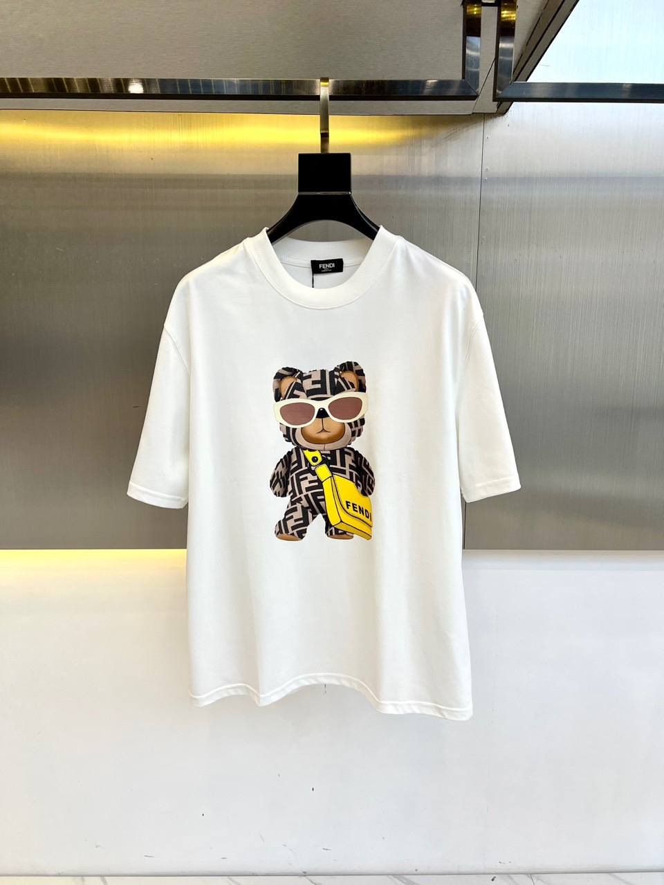 NO:142400,Fend Fendi, 25s spring and summer new style, round neck short-sleeved T-shirt on the chest, this year, Fendi is getting better and better, unlike other styles, and is even more a must-have for fashion experts!  Customized 260g high-g Heavy European cotton fabric, delicate touch and good skin-friendly. The smart digital spray-painted bear pattern contrasting letter logo on the chest is exquisite and stylish, simple and high-end, casual style. The upper body is super age-reducing, and the same style for men and women!  48-56 (model 173, 143 catties upper body 50 sizes), fendi, fendi, T-shirt, tees, t-shirt, alexander wang19860909Fend芬迪、25s春夏新款 胸前印花图案圆领短袖T恤,今年芬迪真是越来越棒不同于其他款式,更是时尚达人必须入手的一件！定制260g高克重欧棉质面料 ,手感细腻 亲肤性很好.胸前智能数码喷绘小熊图案撞色字母logo精致有型,简约中满高级感,休闲版型 上身超级减龄,男女同款！48-56（模特173,143斤上身50码）,,fendi,fendi,T-shirt,tees，t-shirt,alexander wang,Men's clothing