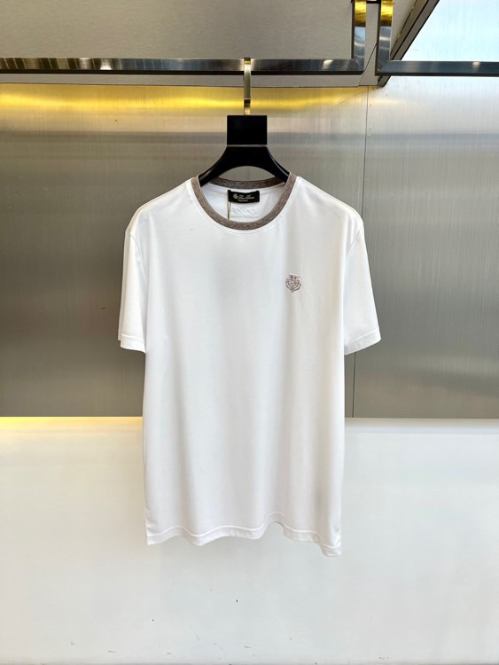 NO:142402,LP Home 2025 Spring and Summer latest embroidered men's round neck contrasting thread short-sleeved T-shirt, casual tailored cotton sweatshirt, simple and generous, the iconic embroidered shield logo all adopt 3D three-dimensional embroidery technology, exquisite and exquisite, full and stylish, strongly highlighting the brand's personality and culture, enhancing the overall style and taste, with a strong texture and high brand identity. Simple and versatile style, not picky about people to wear, never out of date, the matching index is very high, single wear or base wear are all good choices, easily leading the fashion trend, high-end and trendy men's must-have products!  Imported customer-supplied fabric double-stranded combed cotton, with delicate and soft texture, elasticity, comfortable and breathable, and will not fade or deform after wearing for a long time. 48-56 (model 173, 143 catties upper body 50 yards), loro piana, T-shirt, tees, t-shirt, alexander wang19860909LP家 2025春夏最新绣标男士圆领撞色螺纹短袖T恤衫,休闲剪裁棉质运动衫,简单大方,标志性的刺绣盾牌徽标,都采用3D立体刺绣工艺,精致考究,饱满有型,强烈地凸显出品牌的个性与文化,提升了整体的格调与品位,质感极强,品牌标识度高.简约百搭款,不挑人穿,永不过时,搭配指数非常高,单穿或者打底穿都是不错的选择,轻松引领时尚潮流,高端新潮型男必备尚品！进口客供面料双股精梳棉,质感细腻柔软,有弹性,穿着舒适透气凉爽,且久穿久洗不褪色不变形.48-56（模特173,143斤上身50码）,,loro piana,T-shirt,tees，t-shirt,alexander wang,Men's clothing