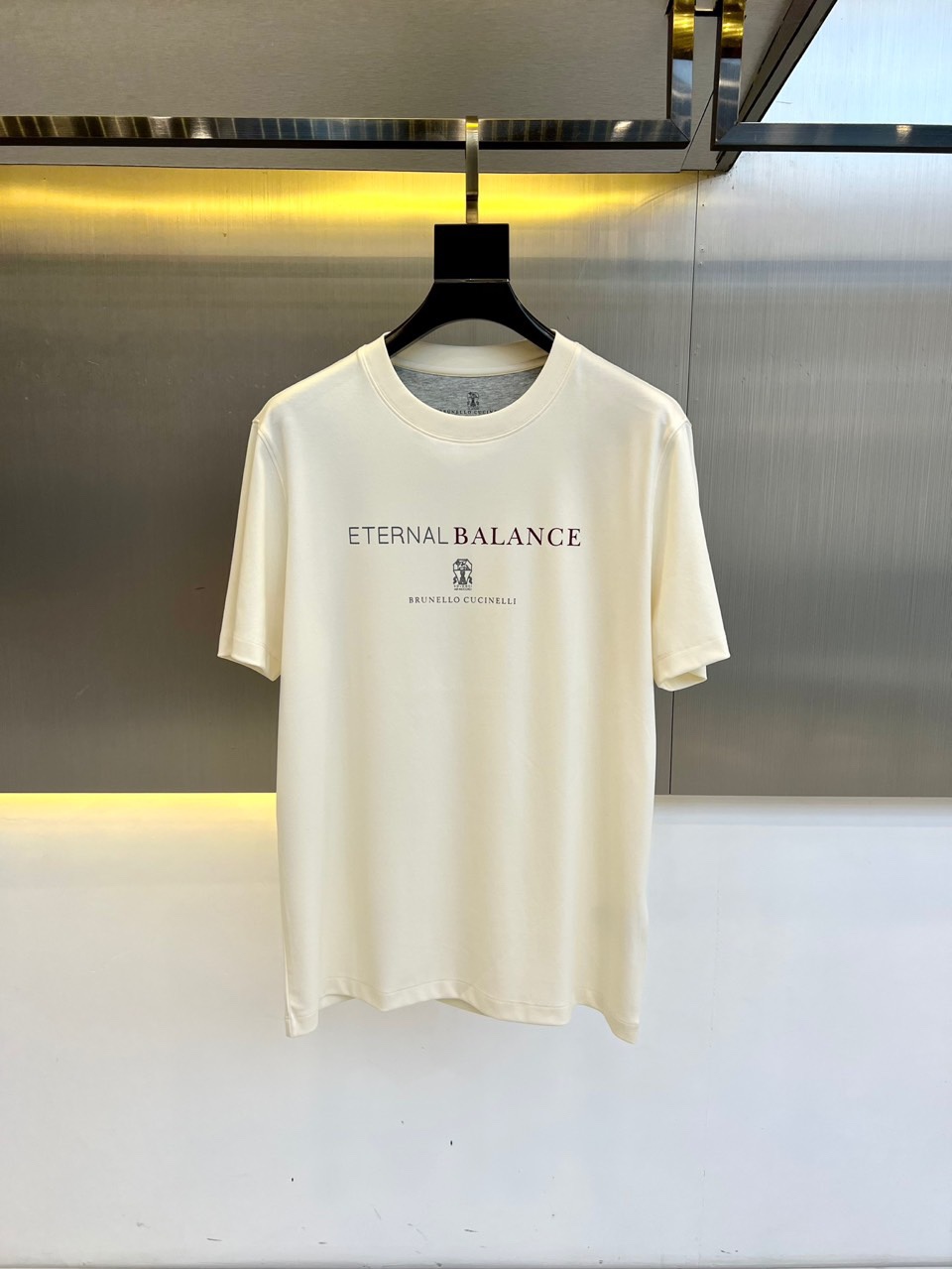 NO:142404,Brunello Cucinelli/ Brunello Cucinelli, 2025 spring and summer new BC iconic round neck inner short-sleeved T-shirt top BC OLD MONEY, old money favorite, wash it casually without deformation. A slightly loose basic version with slits on both sides of the hem, meets the simple needs of commuters for dress. The upper body is very effective and looks slim. A short T-shirt that looks simple can also be worn to show good taste. The upper body is handsome and stylish, looks young and has a connotation, full of style, and can be matched at will for both business and leisure, easily leading the latest fashion trends, a must-have for high-end business men!  48-56 (model 173, 143 catties upper body 50 sizes), brunello cucinelli, T-shirt, tees, t-shirt, alexander wang19860909Brunello Cucinelli/ 布鲁内洛 库奇内利、2025春夏新款BC标志性圆领内搭短袖T恤上衣 BC款OLD MONEY老钱最爱,随便洗涤不变形.稍带宽松的基础版型,下摆两侧开衩,满足通勤人们对于着装的简约需求,上身效果很好,显瘦,看似简单的短T衫也能穿出好品味. 上身帅气有型,显年轻有内涵,逼格满满,商务体闲皆可随意搭配,轻松引领最新时尚潮流,高端商务型男必备尚品！48-56（模特173,143斤上身50码）,,brunello cucinelli,T-shirt,tees，t-shirt,alexander wang,Men's clothing