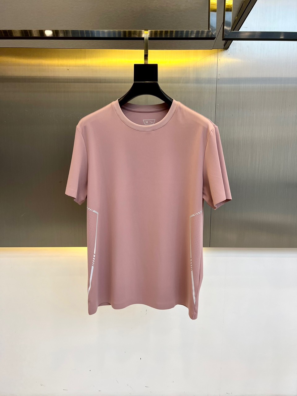 NO:142406,Prad and Spring Clothing have launched the latest sports series of casual short-sleeved T-shirts, markless pressed glue ice silk technology fabric, ice silk traceless, and very good body feel, smooth and texture!  Good elasticity, no sense of restraint, the fabric has its own breathable mesh, moisture absorption and sweating, quick dryness and no soft treading, simple style, sports and leisure can be used, highly recommended!  High-elastic ice silk, the touch is as smooth as jade silk, clean and neat, and elegant and gentlemanly. The high-end materials are the key to the fabric, the quality control must be used. The feel is extremely delicate and smooth, the fabric has a good gloss and upper body skeleton feel, so we can greet mature and quality men's clothing!  Sweat in summer and dry it in seconds, a brand new experience of business commuting and leisure!  M-4XL (model 173, 143 catties upper body L size), prada, prada, T-shirt, tees, t-shirt, alexander wang19860909Prad普拉、春装最新推出运动系列休闲短袖T恤,无痕压胶冰丝科技面料,冰丝无痕,体感非常棒,手感顺滑质感很棒！弹性好,无任何束缚感,面料自带透气网孔,吸湿排汗,速干保持干爽,不软踏,简约款式,运动休闲都可驾驭,强烈推荐！高弹冰丝,触感堪比玉蚕丝一样丝滑,干净利落,儒雅绅士风度.高级材质,重点就是面料上,品控的必上,手感极其细腻光滑,面料光泽感和上身骨架感好,打招成熟品质男装！夏天出汗秒干,全新体验 商务通勤休闲！M-4XL（模特173,143斤上身L码）,,prada,prada,T-shirt,tees，t-shirt,alexander wang,Men's clothing