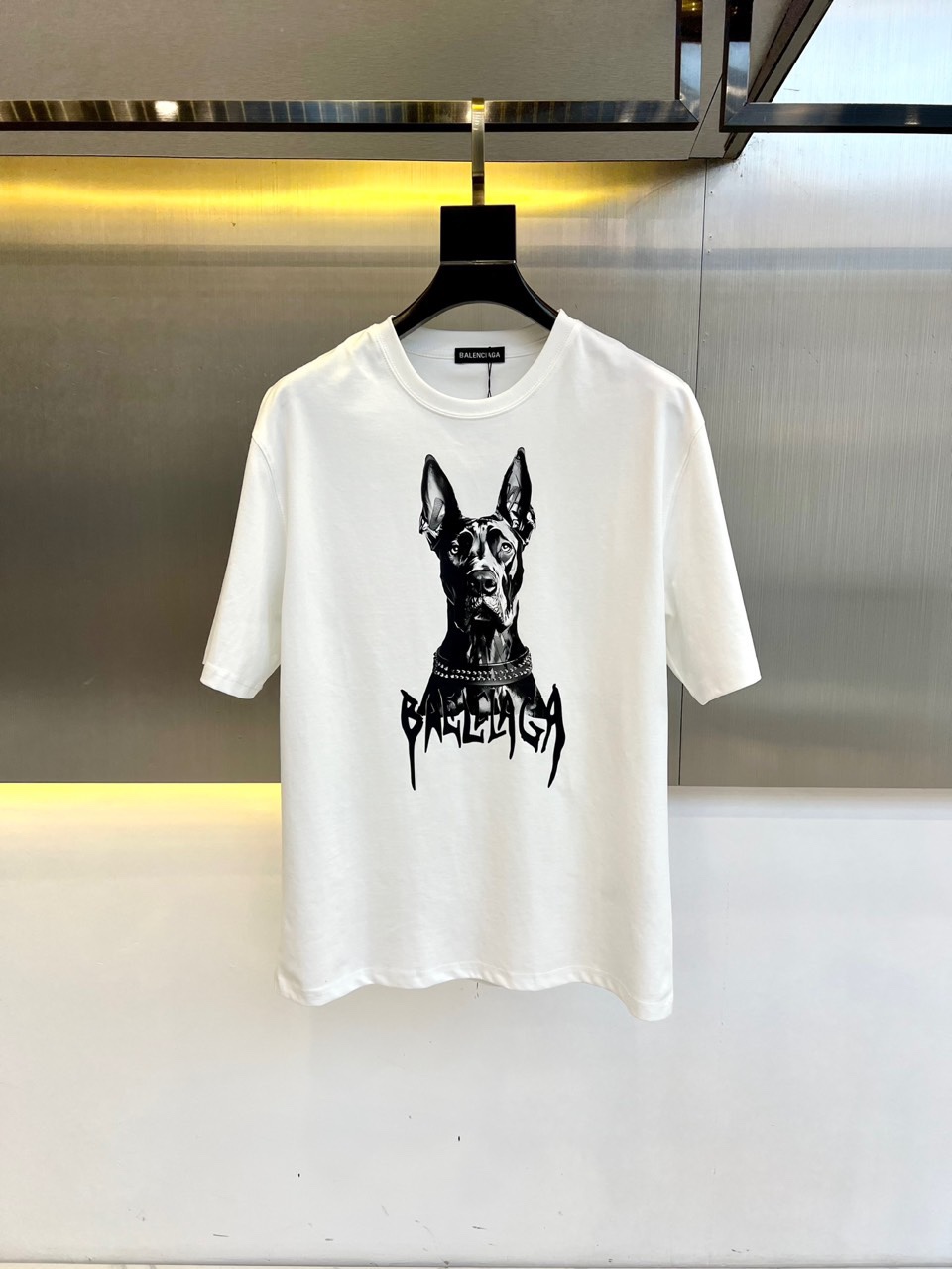 NO:142408,Babalenciaga, 2025s summer clothing new products, the latest series of logo short-sleeved T-shirts, the rhythm of each person having to hand in one piece!  Imported top pure cotton fabric is extremely skin-friendly and comfortable. It feels very delicate to the touch, has a good texture, perfectly reflecting the three-dimensional feeling. It is in line with the brand's consistent design style. It is a very good overall style. It is versatile in single wear!  48-56 (model 173, 143 catties upper body 50 sizes), ,balenciaga, T-shirt,tees, t-shirt,alexander wang19860909Ba巴黎世家、2025s夏装新品 最新系列logo短袖t恤 必须人手一件的节奏！进口顶极纯棉面料,极为亲肤舒适 摸上去非常的细腻,质感很好,完美体现立体感 符合品牌一贯设计风格,整体非常不错的一款,内搭单穿都百搭！48-56（模特173,143斤上身50码）,,balenciaga,T-shirt,tees，t-shirt,alexander wang,Men's clothing