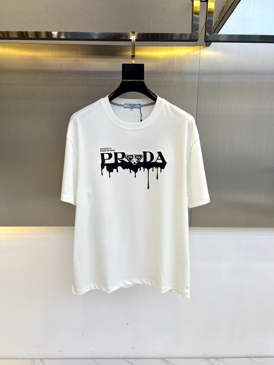 NO:142394,Prad Prad, 2025 summer men's round neck, fashionable three-dimensional letter casual European cotton short-sleeved T-shirt, selected customers to use imported pure cotton material, high-density rib splicing on the neck, fixed dyeing of the same cylinder ensures no color difference, the whole T-shirt fabric is comfortable and skin-friendly, absolutely beyond your imagination, the upper body is refreshing, breathable and not stuffy, and the quality is absolutely invincible. The logo is made of imported environmentally friendly paste and multi-layer printing technology. The color texture and uniformity of the pattern are perfect to be picky, which is quite fashionable and brand recognition!  Extremely exquisite basic style cutting and wide-edge reinforcement of shoulder corners make the upper body more upright and stylish!  48-56 (model 173, 143 catties upper body 50 sizes), prada, prada, T-shirt, tees, t-shirt, alexander wang19860909Prad普拉达、2025夏季男士圆领时尚立体字母休闲欧棉短袖T恤,甄选客供进口纯棉材质制成,领口高密罗纹拼接,同缸定染保证无色差,整件T恤面料舒适亲肤程度绝对超乎你的想象,上身清爽透气不闷热,品相绝对堪称无敌.Logo采用进口环保浆料及多层印刷工艺打造,图案的色泽质感与均匀程度均完美到无法去挑剔,相当具有时髦感与品牌辨识度！精湛无比的基础版型裁剪,肩角宽边加固处理,使得上身更加立挺有型！48-56（模特173,143斤上身50码）,,prada,prada,T-shirt,tees，t-shirt,alexander wang,Men's clothing