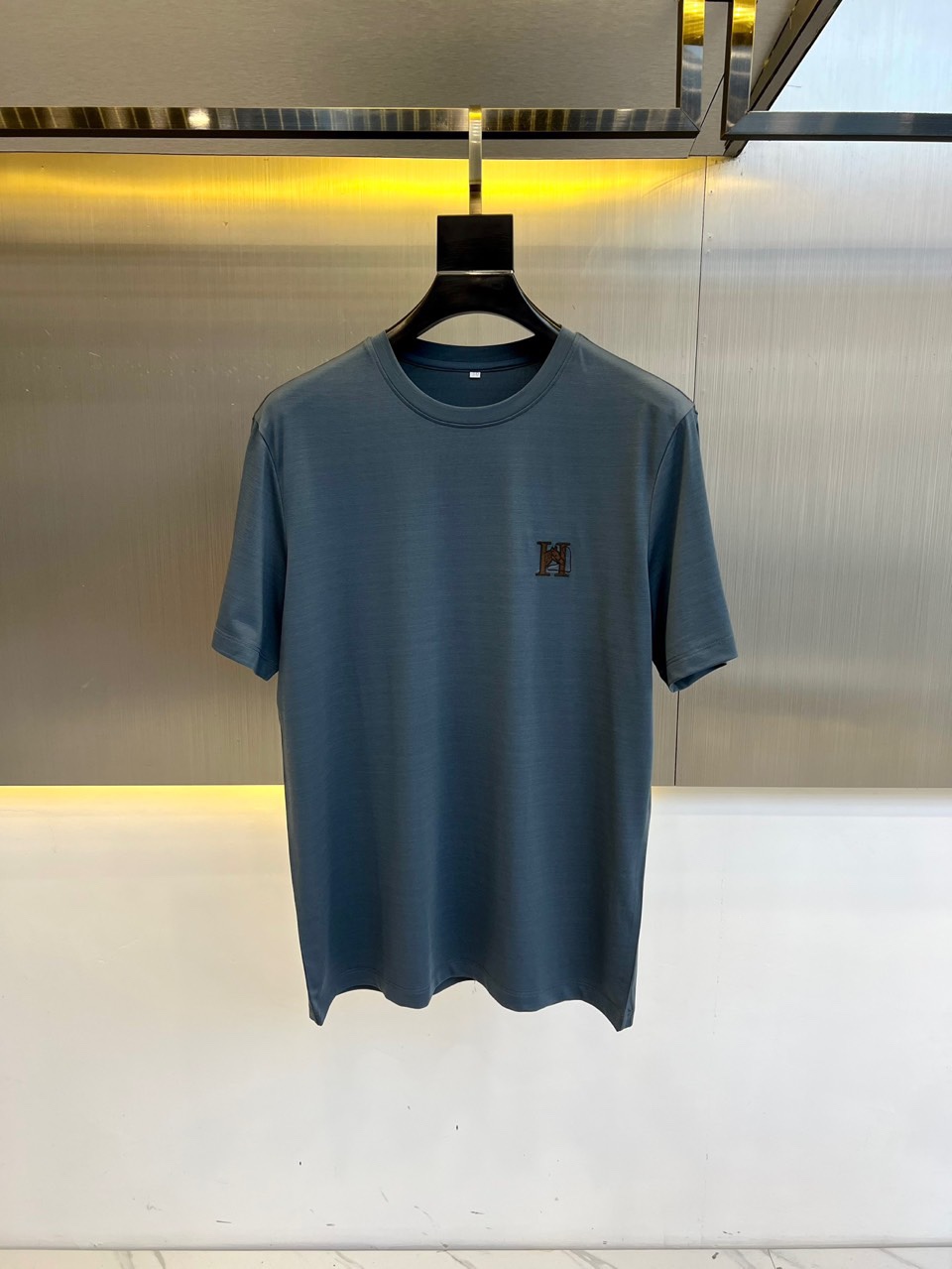 NO:142396,H Hermes, 2025 top quality round neck colored cotton short-sleeved T-shirt, original fixed-woven colored cotton jersey knitted fabric, very soft and comfortable, the fabric is crisp, wrinkle-resistant, sweat-resistant, breathable, the classic brand LOGO embroidery on the chest is clear and delicate, and every detail is handled very delicately. The regular version is arbitrarily matched to create a casual look. 48-56 (model 173, 143 catties upper body 50 sizes), hermes, T-shirt,tees, t-shirt,alexander wang19860909H爱马仕、2025顶级品质圆领彩棉短袖T恤,原版定织彩棉平纹针织面料,手感非常柔顺舒适,面料挺括抗皱耐磨,排汗速干透气,胸前经典的品牌LOGO刺绣清晰细腻,每一个细节处理的非常精致,常规版型,任意搭配打造休闲的造型.48-56（模特173,143斤上身50码）,,hermes,T-shirt,tees，t-shirt,alexander wang,Men's clothing