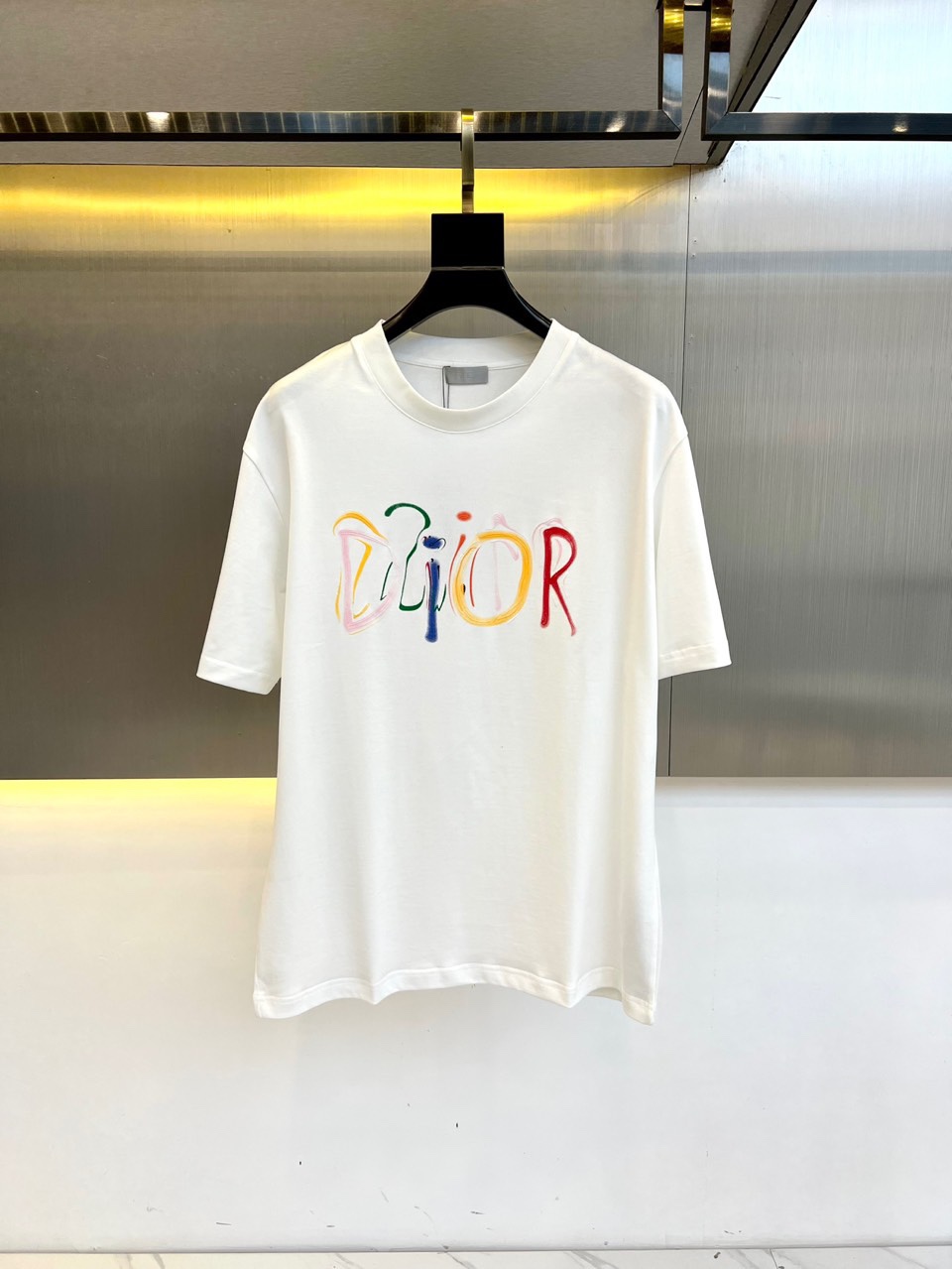 NO:142397,Dio, 2025 early spring hand-painted printed logo badge round neck short-sleeved T-shirt. Customer-supplied worsted knitted cotton fabric, with smooth texture and delicate texture, light and transparent, and a cutting process that combines both inside and outside, always maintains a perfect shape. The unique hand-painted logo print interprets the unrestrained free soul, representing the trendy brand design charm that keeps pace with the times, using exquisitely controlled painted glue, full of craftsmanship. A new layer of woven hand-painted brush glue splashing graffiti is a craft show, with extremely high precision!  48-56 (model 173, 143 catties upper body 50 sizes), dior,dior,t-shirt,tees,t-shirt,alexander wang19860909Dio迪奥、2025早春手绘印花标识徽章圆领短袖T恤.客供精纺针织棉面料,手感质感顺滑细腻,轻薄透爽,内外兼具的裁剪工艺,时刻保持足够完美的造型.别具一格的手绘logo印花演绎无拘无束的自由灵魂代表与时俱进的潮流品牌设计魅力运用精控彩绘刷胶制作,工艺感十足.全新层次分明机织手绘刷胶泼墨涂鸦实属工艺秀作,精细度极高！48-56（模特173,143斤上身50码）,,dior,dior,T-shirt,tees，t-shirt,alexander wang,Men's clothing