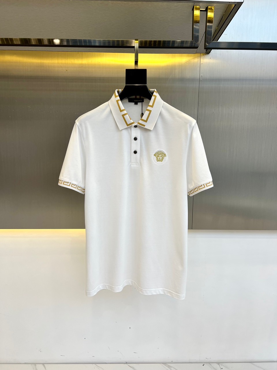 NO:142401,Vers Versace and 25ss spring and summer business and leisure recommendations, new men's short-sleeved lapel T-shirt PoLo shirt, classic contrasting logo, carefully interpreting the brand's classic, can be based and worn outside, practical ace products!  Absolutely hot-selected style, excellent color, classic core model, keeping simple, clean and atmospheric design concepts. Double mercerized soft bead cotton is selected, soft and delicate, close to the body and skin-friendly, good moisture absorption, and the toughness and elasticity of the fabric are not inferior. After washing for a long time, it will not deform, creating a generous visual sense, and fully exert structural details!  Combination standard cut, super positive style.M-4XL (model 173, 143 catties upper body L size), versace, versace, T-shirt, tees, t-shirt, alexander wang19860909Vers范思哲、25ss春夏商务休闲推荐,新款男士短袖翻领T恤PoLo衫,经典撞色logo 精心诠释品牌经典,可打底可外穿,实用的王牌产品！绝对补单爆款,色系超赞,经典核心款,保持简单,干净,大气的设计理念.甄选双丝光柔珠棉,手感软糯细腻,贴身穿亲肤,吸湿性好,面料韧度和弹性也丝毫不逊色,久洗不变形,打造大方视感,结构细节充分发挥！合体标准裁剪,版型超正.M-4XL（模特173,143斤上身L码）,,versace,versace,T-shirt,tees，t-shirt,alexander wang,Men's clothing