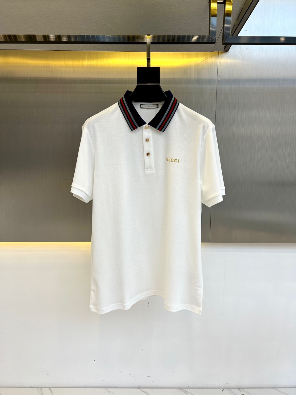 NO:142403,Gucc Gucci, 25 spring and summer fashion short-sleeved mercerated bead floor cotton POLO shirt!  Select high-end imported garment custom-woven bead floor fabrics, old-fashioned workshop garment process is fixed and dyed, extremely luxurious and special materials, all of which are superior in fabric attributes, merceration process, the fabric has extremely high gloss, delicate and natural mesh structure, perfect comfort and breathability, the touch experience is self-evident, and the ultimate luxury enjoyment!  The lapels are fashionable and age-reducing, and the upper body has excellent effect, both commuting and casual mixing. There is no age limit, which can interpret a super-style urban elite sense and is a fashionable item with a high degree of control!  48-56 (model 173, 143 catties upper body 50 sizes), gucci, gucci, T-shirt, alexander wang19860909Gucc古驰、25春夏时装款短袖丝光珠地棉POLO衫！甄选高级进口成衣定织珠地面料,老牌工坊成衣工序定织定染,极为奢华特殊的材质,面料属性皆为上乘,丝光工艺处理,面料光泽度极高,网眼结构细腻自然,舒适性与透气性完美兼备,触感体验不言而喻,奢华极致享受！ 翻领时尚且减龄,上身效果出色,即通勤亦休闲混搭,无年龄层次限定,可以诠释出超具型格的都市精英感,属于驾驭度极高的时髦单品！ 48-56（模特173,143斤上身50码）,,gucci,gucci,T-shirt,alexander wang,Men's clothing