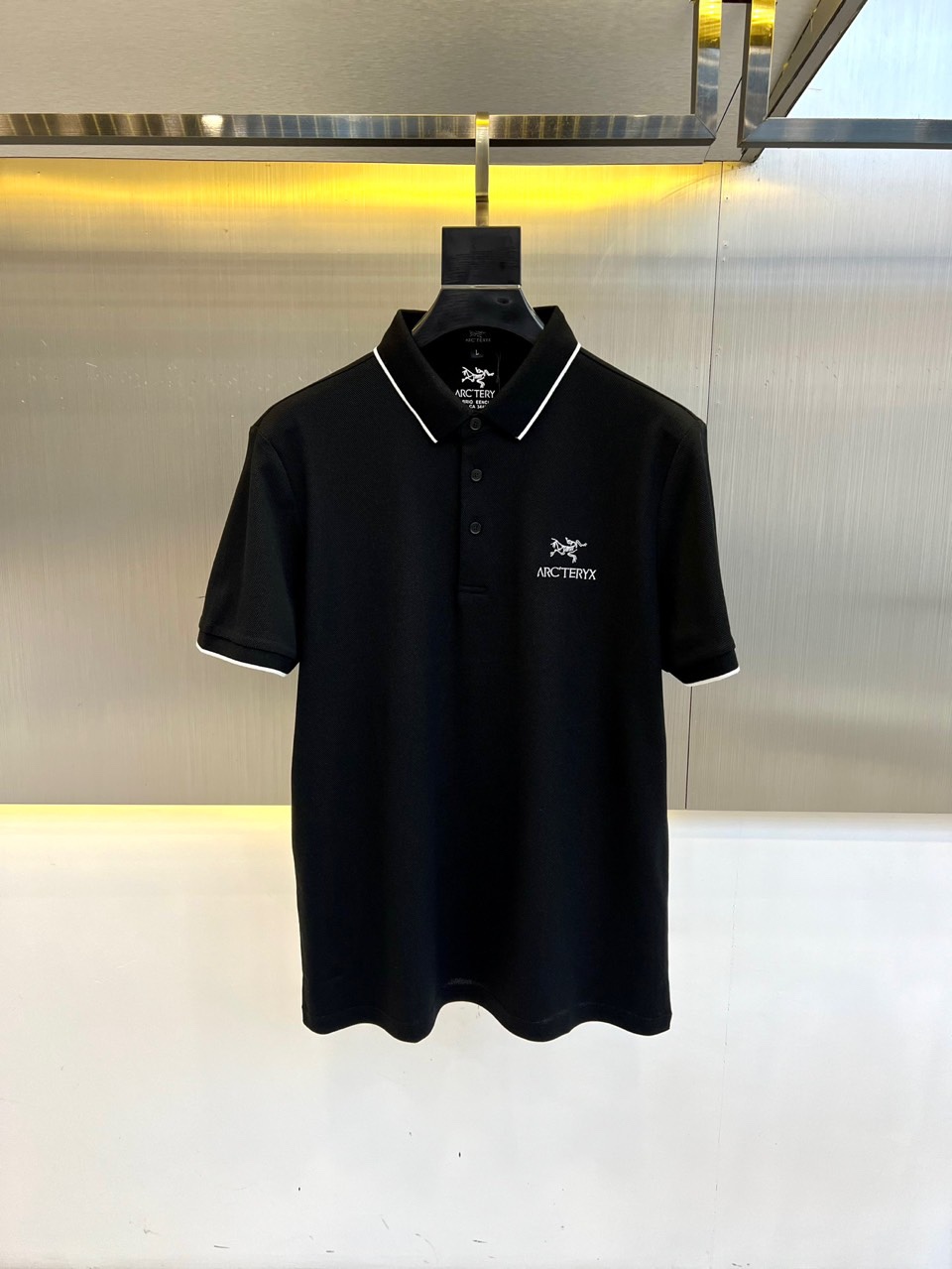 NO:142405,Arcteryx Archaeoptera Bird, 2025SS Spring and Summer New Men's Sports and Casual Lapel Short-Sleeve Polo Shirt!  Use imported fixed-woven long velvet cotton fixed-woven materials, which are more breathable, dry and more washable than ordinary knitted fabrics!  It has very good breathability and moisture permeability, soft feel, good elasticity and drooping feeling, and is not easy to wrinkle when worn!  The simple and elegant lapels have tight lines and uniform lines, low-key and luxurious!  The basic regular style cut makes your upper body more comfortable and unrestrained, meeting all men's needs. Whether paired with jeans or sweatpants, it can show its personal charm. The details are in place. The best POLO shirt that men must have in their wardrobe!  48-56 (please report height and weight by placing an order), arc'teryx, jeans, T-shirt, alexander wang19860909Arcteryx 始祖鸟、2025SS春夏新款男士运动休闲翻领短袖Polo衫！选用客供进口定织长绒棉定织材质,比普通针织布更透气、干爽及更耐洗！有非常好的透气性和透湿性,手感柔软,弹性与垂感颇佳,穿着不易起皱！简洁大方的翻领,走线紧密,线距均匀,低调而华贵！基础常规的版型裁剪,让您上身更舒适毫无束缚感,满足一切男士的需求,无论搭配牛仔裤还是运动裤,都能展现其个人魅力,细节足够到位,男人衣橱里必须要有的极品POLO衫！48-56（下单请报身高体重）,arc'teryx,jeans,T-shirt,alexander wang,Men's clothing