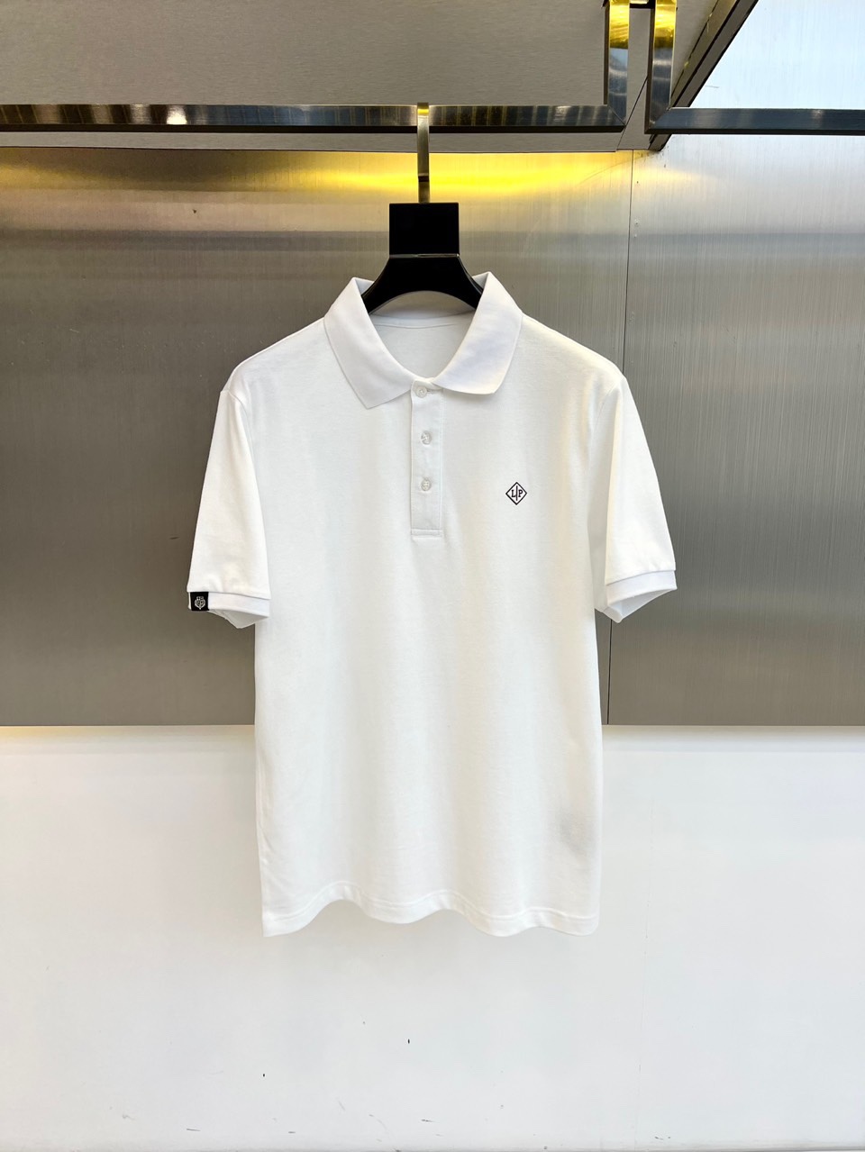 NO:142410,lp Italian luxury brand 25s spring and summer new product, men's business and casual solid color lapel short-sleeved polo shirt, customer-supplied imported bead floor cotton fabric, selected high-quality long velvet cotton raw materials, all of which are excellent in fabric attributes, delicate and natural mesh structure, after washing, the texture becomes more affinity, comfort and breathability are perfect, the touch experience is self-evident, luxury and ultimate enjoyment!  The details are exquisite and outstanding, the appearance is perfect, and the craftsmanship is demonstrated everywhere. The fashionable three-button opening and closing placket is full of temperament, elegant and capable, with both styles, and a polo shirt with excellent wearability!  48-56 (model 173, 143 catties upper body 50 sizes), loro piana, T-shirt, alexander wang19860909lp 意大利奢侈品牌25s春夏新品 ,男士商务休闲纯色翻领短袖polo衫,客供进口珠地棉面料,甄选上等长绒棉花原料,面料属性皆为上乘,网眼结构细腻自然,经过水洗后,肌理变得更具亲和力,舒适性与透气性完美兼备,触感体验不言而喻,奢华极致享受！细节精致出挑,品相完美如斯,处处彰显出匠心工艺,时尚三扣开合门襟,上身满满的气质感,优雅且干练,型格兼具,百搭实穿性极好的一款polo衫！48-56（模特173,143斤上身50码）,,loro piana,T-shirt,alexander wang,Men's clothing