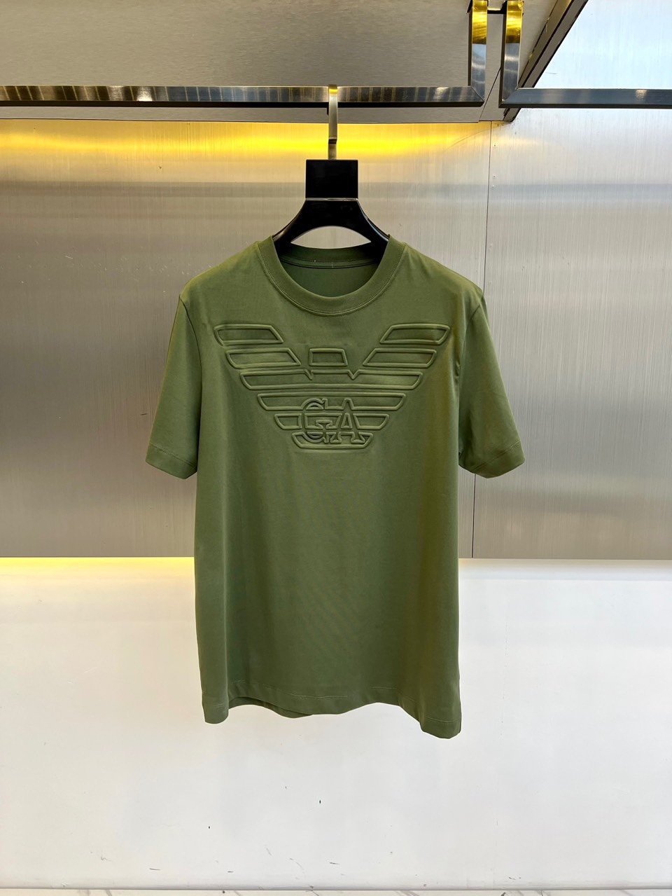 NO:142411,ARM Armani and 25s new men's round neck short sleeves. Equipped with embroidered flying eagle LOGO. Brand letter inlay. The recognition is quite distinct. It enriches the vision and adds a sense of nobility!  Custom high-end Hepburn fabric. It is delicate, soft and textured!  The comfortable touch experience is self-evident, and the upper body is excellent in texture!  S-XXL (model 173, 143 catties upper body M size), Armani, T-shirt, alexander wang19860909ARM阿玛尼、25s新品男士圆领短袖.搭载绣花飞鹰LOGO.品牌字母镶嵌.辨识度颇具鲜明.即丰富了视觉又增加高贵感！订制高端赫本面料.细腻柔软有质感！舒适触感体验不言而喻,上身极佳质感！S-XXL（模特173,143斤上身M码）,,armani,T-shirt,alexander wang,Men's clothing