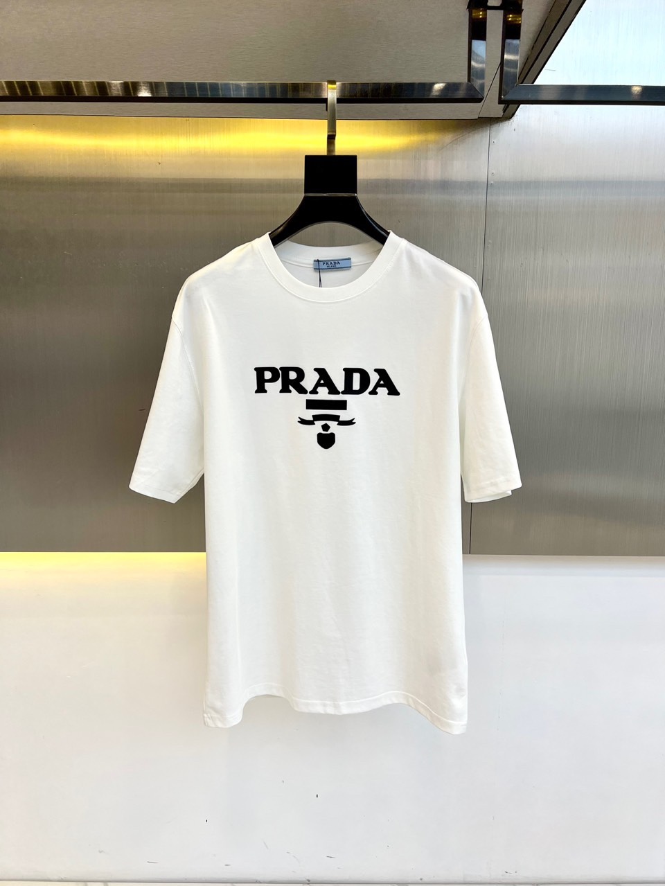 NO:142413,Prad and 25s new products are available for sale in classic P-home printed logo short-sleeved T-shirts, and the new round-neck T-shirts released every year are very nice!  The simple and generous design is not without the classic style. As for matching, you don’t have to worry about it. You can make a fuss about anything. It seems simple but it’s super careful. It looks huge and beautiful!  Slim and elegant, easy to make your look!  Adds a sense of fashion!  The upper body is comfortable, soft and skin-friendly, comfortable to touch, first-class texture, neat alignment, and rigorous and fine workmanship!  48-56 (model 173, 143 catties upper body 50 sizes), prada, prada, T-shirt, tees, t-shirt, alexander wang19860909Prad普拉、25s新品发售经典p家印花logo短袖t恤,每年出的新款圆领t恤都很nice！简单大方的设计不失经典风格,至于搭配根本不用发愁,随便一搭都可以炸街.看似简单却超用心算了,上身巨好看！修身且气质,轻轻松松凹造型！更加增添时髦感！上身舒适柔软亲肤,手感舒适,质感一流,对位工整,走线严谨做工精细！48-56（模特173,143斤上身50码）,,prada,prada,T-shirt,tees，t-shirt,alexander wang,Men's clothing