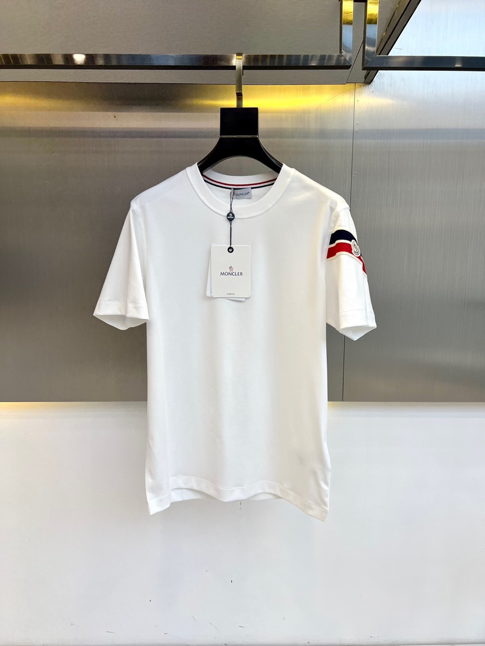 NO:142416,Mon mask, new short-sleeved T-shirt in spring and summer 2025, customized exclusive pure cotton fabric, customized original craft thread, heavy industry wool stick logo craft design!  Simple and generous, calm and versatile, perfectly integrated with fashion and style, a top-notch fashionable style that perfectly suits the outside wear!  The overall feeling is natural!  The ultimate classic versatile short-sleeved T-shirt is designed with the latest three-dimensional logo pattern elements!  The ultimate perfection of heavy industry!  Fans who pursue high quality are please buy them by themselves, and all fans who know the goods are invited to appreciate this model together!  48-56 (model 173, 143 catties upper body 50 sizes), Moncler, T-shirt, tees, t-shirt, alexander wang19860909Mon蒙口、2025春夏新款短袖T恤,定制专属纯棉面料,定制原版工艺螺纹,重工毛粘logo工艺设计！简约大方,从容百搭,完美融入时尚还有风情感一款完美符合外穿的顶尖时髦气质款！整体给人浑然天成的感觉！极致经典的百搭型短袖t恤,采用最新的立体logo图案元素设计！极致的重工极致的完美！追求高品质的粉丝们请自行抢购,诚邀所有识货的粉丝一同鉴赏此款！48-56（模特173,143斤上身50码）,,Moncler,T-shirt,tees，t-shirt,alexander wang,Men's clothing