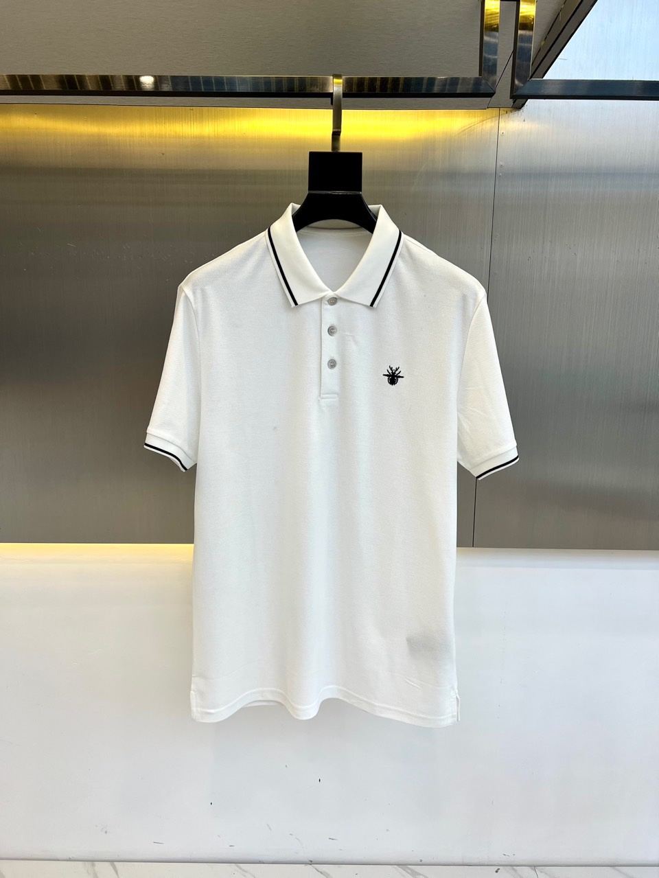 NO:142419,Dio, 2025 spring and summer new mercerated bead floor cotton polo short-sleeved POLO shirts, selected high-end imported ready-to-wear bead floor fabrics, the fabric attributes are all excellent, mercerized process, the fabric is extremely glossy, the mesh structure is delicate and natural, and the comfort and breathability are perfect. Each particle has a unique pattern, and the gloss is excellent. The latest embroidery logo shows high-quality details, the two-button opening and closing placket, exquisite shell buckle embellishment, and paired with a small lapel design, it reduces age and is fashionable, full of vitality and easily highlights the temperament. The upper body effect is capable and neat, both business and casual, and it is versatile and practical. A POLO shirt with excellent wearability!  48-56 (model 173, 143 catties upper body 50 sizes), dior, dior, T-shirt, alexander wang19860909Dio迪奥、2025春夏新款丝光珠地棉马球短袖POLO衫,甄选高级进口成衣定织珠地面料,面料属性皆为上乘,丝光工艺处理,面料光泽度极高,网眼结构细腻自然,舒适性与透气性完美兼备,每粒都有着独一无二的纹路,光泽感极好.刺绣最新logo,细节之处尽显高级,两扣开合门襟,精致贝壳扣点缀,搭配小翻领设计,减龄又时髦,充满活力且极易凸显出气质感,上身效果干练利落,商务休闲兼具,百搭实穿性极好的一款POLO衫！48-56（模特173,143斤上身50码）,,dior,dior,T-shirt,alexander wang,Men's clothing