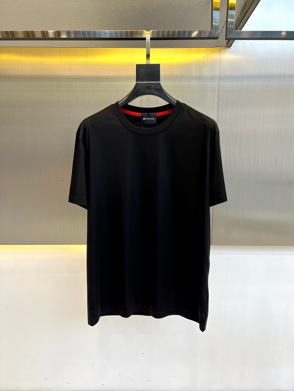 NO:142422,Kiton-2025 spring and summer new men's round neck mercerized cotton short-sleeved T-shirt, the front chest logo design is very expressive, using extremely distinctive colors to create an aesthetic sense of space, matched with simple and generous round neck, comfortable fabrics can allow you to enjoy the unrestrained and comfortable feeling, the simple and neat design makes your mood relaxed and bright. 48-56 (model 173, 143 catties upper body 50 sizes), T-shirt,tees, t-shirt,alexander wang19860909Kiton-2025春夏新品男士圆领丝光棉短袖T恤,前胸的logo 设计极具表现力,用极特色的色彩构造出美学的的空间感,搭配简单大方的圆领,舒适的面料能让你尽情享受无拘无束的惬意感,简洁利落的设计,让心情也随之轻松明快.48-56（模特173,143斤上身50码）,,T-shirt,tees，t-shirt,alexander wang,Men's clothing