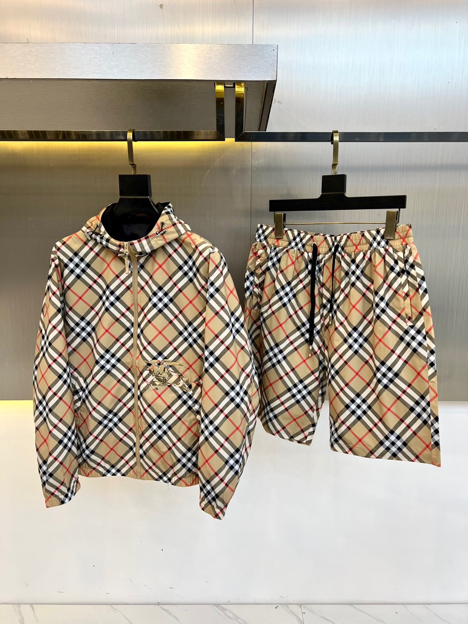 NO:154457,A set of Burberry, 2025FW spring and summer men's hooded jacket   shorts suit, casual and daily wear items!  The upper body is decorated with the shape and fabrics that perfectly combine fashion aesthetics and the concept of new urban business and leisure. Different styles are available for you to choose. Classic styles are never out of date. A jacket unlocks all-round styles. Simple but not simple, and details show quality. I want to both temperature and demeanor. Break the convention and wear it out. Trends are fleeting, and the style is always light and comfortable, and move freely. The aura is fully open, and you wear it out your attitude. No fear of challenges. Youthful vitality, cost-effective choice. The whole body interprets the Italian-style ability and outdoor functional style, both solemn and harmonious, creating a unique styling item. It is quite personal and elegant detail processing, enriching the overall vision. It is hard to find!  48-56 (please report height and weight by placing an order), burberry, burberry, shorts, jackets & coats, jackets & coats, hats, alexander wang19860909一套 Bur巴宝莉、2025FW春夏男士连帽设计夹克 配短裤套装,休闲日常穿搭单品！上身修饰身形、面料将时装美学和新都市商务休闲概念完美融合,不同风格任你选,经典款,永不过时 一件外套,解锁百变风格 简约而不简单,细节彰显品质.温度与风度,我都要.打破常规,穿出自我.潮流易逝,风格永存 轻便舒适,活动自如.气场全开,穿出你的态度 无惧挑战 青春活力,性价比之选 通体将意式的干练和户外功能性风格极致诠释,亦庄亦谐,塑造出别具一格的造型单品,颇为个性且雅痞的细节处理,丰富了整体视觉.可遇而不可求！48-56（下单请报身高体重）,,burberry,burberry,shorts,jackets & coats,jackets & coats,hats,alexander wang,Men's clothing