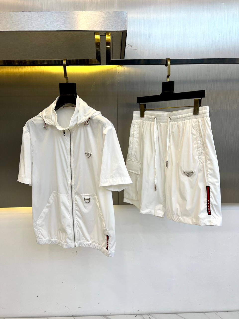 NO:154459,Prad Pula, 2025ss summer clothing new casual suit for men's sports short-sleeved T-shirt   shorts suit. Very design-like, spot texture is invincible, woven quick-drying fabric feels soft, the upper body contour is three-dimensional, not too soft, in terms of workmanship details, loose style design, customized original fiber anti-wrinkle fabric!  The neat tailoring and deconstructive design make the simple style with high practical wear a benchmark for fashion!  Highly recommended, keep your own version!  48-56 (model 173, 143 catties upper body 50 sizes), prada, prada, shorts, T-shirt, tees, t-shirt, alexander wang19860909Prad普拉、2025ss夏装新品休闲套装男士运动短袖t恤 短裤套装.非常有设计感,现货质感无敌,梭织速干面料手感柔软,上身轮廓立体,不会过于柔软,做工细节方面,宽松版型设计,定制原版纤维抗皱面料！利落的剪裁和解构主义的设计,让高实穿度的简约风格成为时尚标杆！强烈推荐,自留款！48-56（模特173,143斤上身50码）,,prada,prada,shorts,T-shirt,tees，t-shirt,alexander wang,Men's clothing