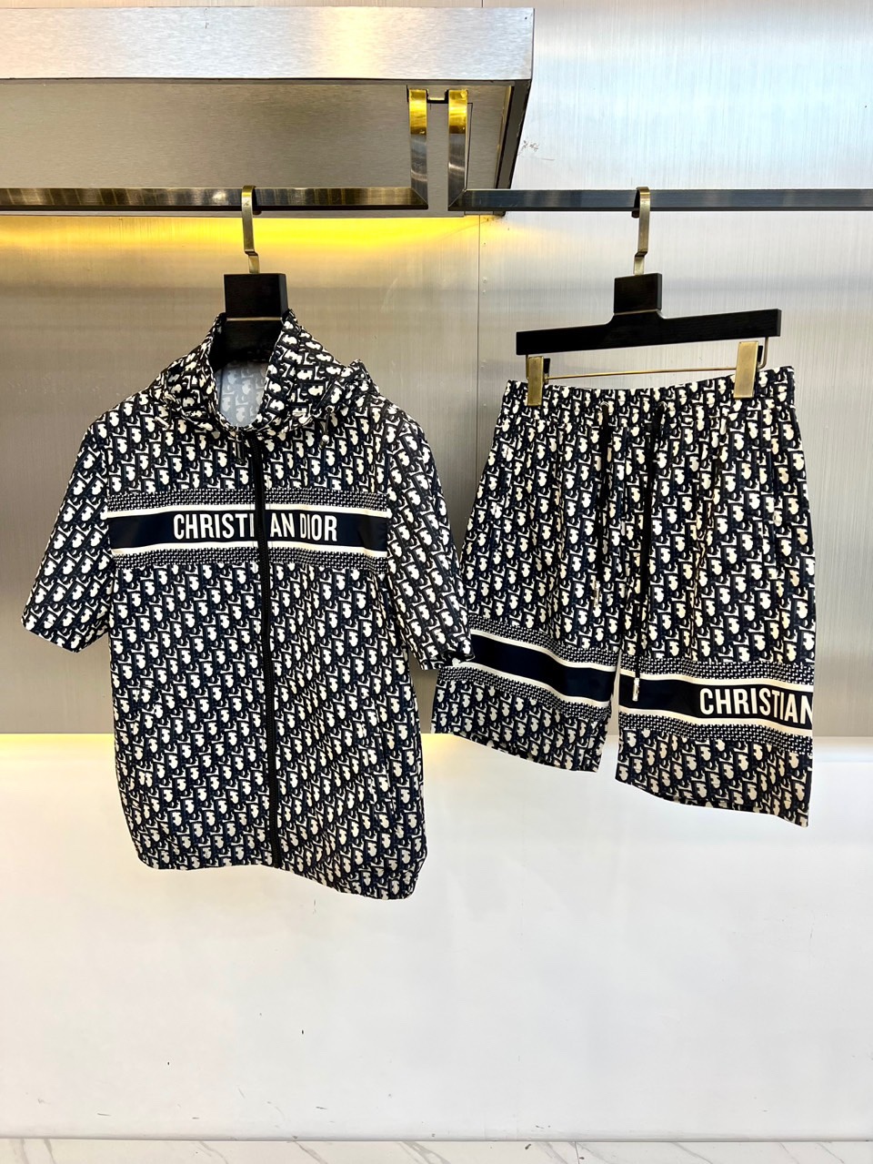 NO:154461,Dio, 2025ss summer clothing new casual suit, single-body presbyterian men's sports short-sleeved T-shirt   shorts suit. Very design-like, spot texture is invincible, woven quick-drying fabric feels soft, the upper body contour is three-dimensional, not too soft, in terms of workmanship details, loose style design, customized original fiber anti-wrinkle fabric!  The neat tailoring and deconstructive design make the simple style with high practical wear a benchmark for fashion!  Highly recommended, keep your own version!  48-56 (model 173, 143 catties upper body 50 sizes),,dior,dior,shorts,T-shirt,tees,t-shirt,alexander wang19860909Dio迪奥、2025ss夏装新品休闲套装,同体老花男士运动短袖t恤 短裤套装.非常有设计感,现货质感无敌,梭织速干面料手感柔软,上身轮廓立体,不会过于柔软,做工细节方面,宽松版型设计,定制原版纤维抗皱面料！利落的剪裁和解构主义的设计,让高实穿度的简约风格成为时尚标杆！强烈推荐,自留款！48-56（模特173,143斤上身50码）,,dior,dior,shorts,T-shirt,tees，t-shirt,alexander wang,Men's clothing