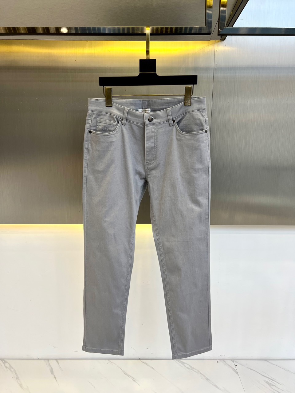 NO:147519,BC and 25ss early spring new men's business casual jeans, perfect platinum grade, direct quality, extremely awesome, a small elastic fabric casual trousers, is a rare beauty in the industry in recent years. The quality craftsmanship, fabrics and accessories subvert the imagination, the details are exquisite and exquisite, and the original elastic cotton fabric is customized!  Creates a unruly and tough personality color, and the unique logo adds a lot of points, which is clever and exquisite. The tailoring and design continue the Italian modern simplicity and ability, bringing the tone of fashion aesthetics to the extreme. 30-38, no 37 (please report waist circumference if order)., jeans, alexander wang19860909BC、25ss早春新款男士商务休闲牛仔裤,白金级完美品相,直接入性质,极为牛掰的一款微弹面料休闲裤,是业界近年罕见的尤物,品质工艺与面料、辅件颠覆想象,细节相当精湛考究,定制原版弹力棉面料！塑造出不羁和硬朗的个性色彩,独特的标志logo加分不少,巧妙而精致,剪裁与设计延续了意式的现代简洁与干练,将时装美学的基调发挥到极致.30-38,无37（下单请报腰围）.,,jeans,alexander wang,Men's clothing