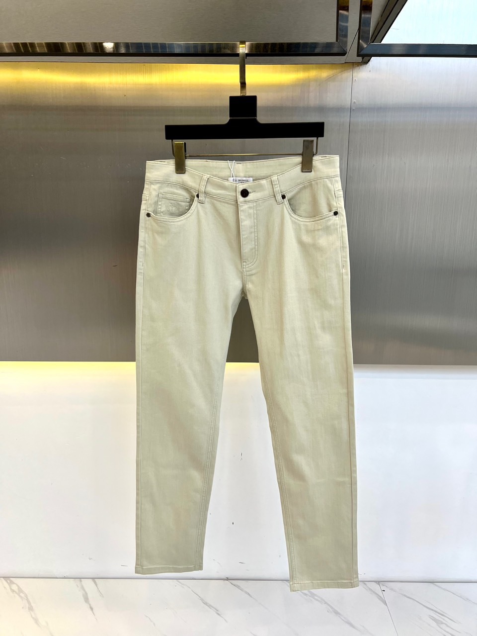 NO:160141,BC and 25ss early spring new men's business casual jeans, perfect platinum grade, direct quality, extremely awesome, a small elastic fabric casual trousers, is a rare beauty in the industry in recent years. The quality craftsmanship, fabrics and accessories subvert the imagination, the details are exquisite and exquisite, and the original elastic cotton fabric is customized!  Creates unruly and tough personality colors, and the unique logo adds a lot of points, clever and exquisite. The tailoring and design continue the Italian modern simplicity and ability, bringing the tone of fashion aesthetics to the extreme. 30-38, no 37 (please report waist circumference if order), jeans, alexander wang19860909BC、25ss早春新款男士商务休闲牛仔裤,白金级完美品相,直接入性质,极为牛掰的一款微弹面料休闲裤,是业界近年罕见的尤物,品质工艺与面料、辅件颠覆想象,细节相当精湛考究,定制原版弹力棉面料！塑造出不羁和硬朗的个性色彩,独特的标志logo加分不少,巧妙而精致,剪裁与设计延续了意式的现代简洁与干练,将时装美学的基调发挥到极致.30-38,无37（下单请报腰围）,,jeans,alexander wang,Men's clothing