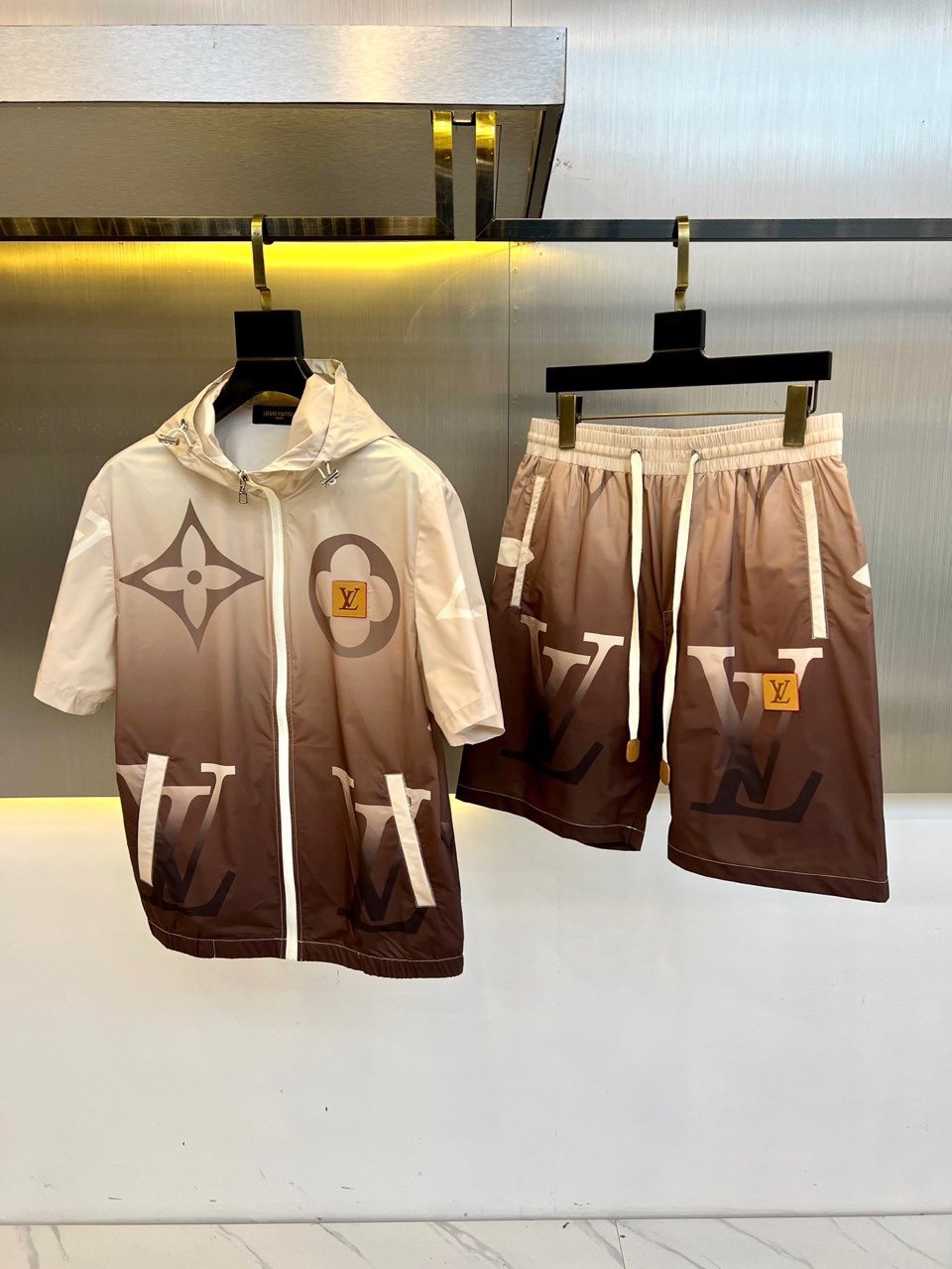 NO:154468,1v, 2025ss summer clothing new casual set, same-body gradient color presbyopia men's sports short-sleeved T-shirt   shorts suit. Very design-like, spot texture is invincible, woven quick-drying fabric feels soft, the upper body contour is three-dimensional, not too soft, in terms of workmanship details, loose style design, customized original fiber anti-wrinkle fabric!  The neat tailoring and deconstructive design make the simple style with high practical wear a benchmark for fashion!  Highly recommended, keep your own version!  48-56 (model 173, 143 catties upper body 50 sizes), shorts, T-shirt, tees, t-shirt, alexander wang198609091v、2025ss夏装新品休闲套装,同体渐变色老花男士运动短袖t恤 短裤套装.非常有设计感,现货质感无敌,梭织速干面料手感柔软,上身轮廓立体,不会过于柔软,做工细节方面,宽松版型设计,定制原版纤维抗皱面料！利落的剪裁和解构主义的设计,让高实穿度的简约风格成为时尚标杆！强烈推荐,自留款！48-56（模特173,143斤上身50码）,,shorts,T-shirt,tees，t-shirt,alexander wang,Men's clothing