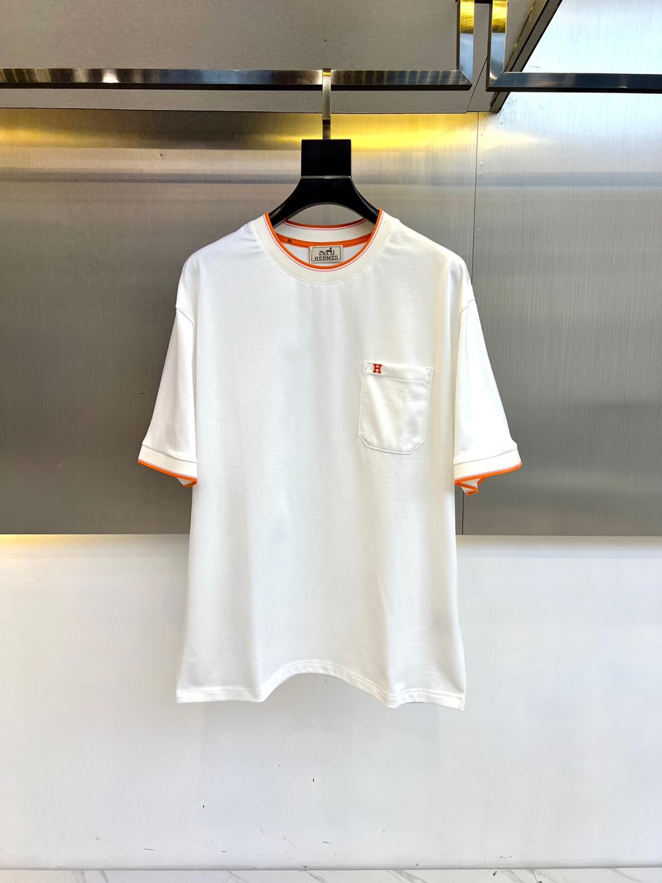 NO:146653,H Hermes and S are new fashion trendy casual pocket short-sleeved T-shirts, using imported double yarn European cotton fabric, Wen Ru is soft, delicate and soft, and the upper body is naturally comfortable and cool, with very clear colors, which highlights the overall styling and slimming feeling. The overall craftsmanship line is really impeccable!  48-56 (model 173, 140 catties upper body 50 sizes), hermes, T-shirt,tees, t-shirt,alexander wang19860909H爱马仕、s新品时尚潮流休闲口袋短袖T恤,采用进口双纱欧棉面料,温儒柔软 细腻柔软 上身自然是舒适 凉爽,颜色十分清晰,非常的凸显整体的造型感以及修身上身感 整体的工艺车线真的是无可挑剔！48-56（模特173,140斤上身50码）,,hermes,T-shirt,tees，t-shirt,alexander wang,Men's clothing