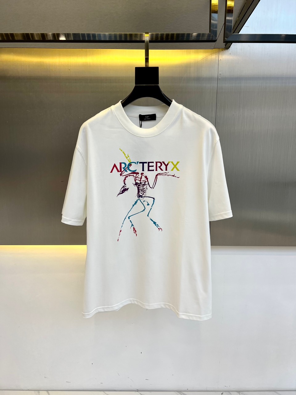 NO:146662,Arcteryx, the new sports, fashionable and casual short-sleeved T-shirt with imported mercerized cotton fabric, Wen Ru is soft, delicate and soft, and the upper body is naturally comfortable and cool, and the chest print pattern is fashionable and three-dimensional. The color is very clear, highlighting the overall styling and slimming feeling. The overall craftsmanship line is really impeccable!  48-56 (model 173, 140 catties upper body 50 sizes), arc'teryx, T-shirt, tees, t-shirt, alexander wang19860909Arcteryx 始祖鸟、25s新品运动时尚潮流休闲短袖t恤,采用进口丝光欧棉面料,温儒柔软 细腻柔软 上身自然是舒适 凉爽,胸前印花图案时尚立体.颜色十分清晰,非常的凸显整体的造型感以及修身上身感 整体的工艺车线真的是无可挑剔！48-56（模特173,140斤上身50码）,arc'teryx,T-shirt,tees，t-shirt,alexander wang,Men's clothing