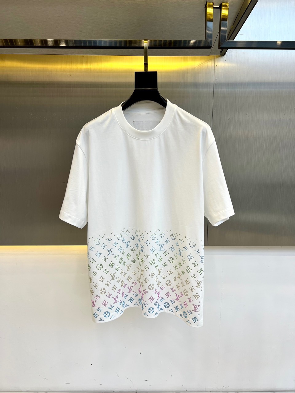 NO:146666,1v. Spring and summer new gradient old-fashioned printed logo decorative short-sleeved T-shirt. Made of imported cotton material, the fabric feels silky and soft, breathable and skin-friendly, extremely comfortable to wear, and the overall texture is quite high!  The iconic logo logo on the chest of the clothes is carefully crafted with multi-color three-dimensional printing technology. The pattern is full and dense, and the contrasting color effect makes people shine, forming a sharp and strong contrast, which is extremely recognizable and classy!  The regular casual loose fitting design allows both men and women to go up at will, making it easy to make you look slim and taller!  48-56 (model 173, 143 catties upper body 50 sizes), T-shirt,tees, t-shirt,alexander wang198609091v、春夏新款渐变老花印花标识装饰短袖t恤.客供进口全棉材质制成,面料手感丝滑柔软,透气亲肤性极佳,着身无比的舒适,整体质感相当之高！衣身胸前标志性徽标logo,采用多色立体印花技术精心打造,图案饱满绒毛密实,撞色效果让人眼前一亮,形成鲜明的强烈对比,极具辨识度与档次感！常规的休闲宽松版型裁剪设计,男女都可随意上身,轻松凹出显瘦显高身型！48-56（模特173,143斤上身50码）,,T-shirt,tees，t-shirt,alexander wang,Men's clothing