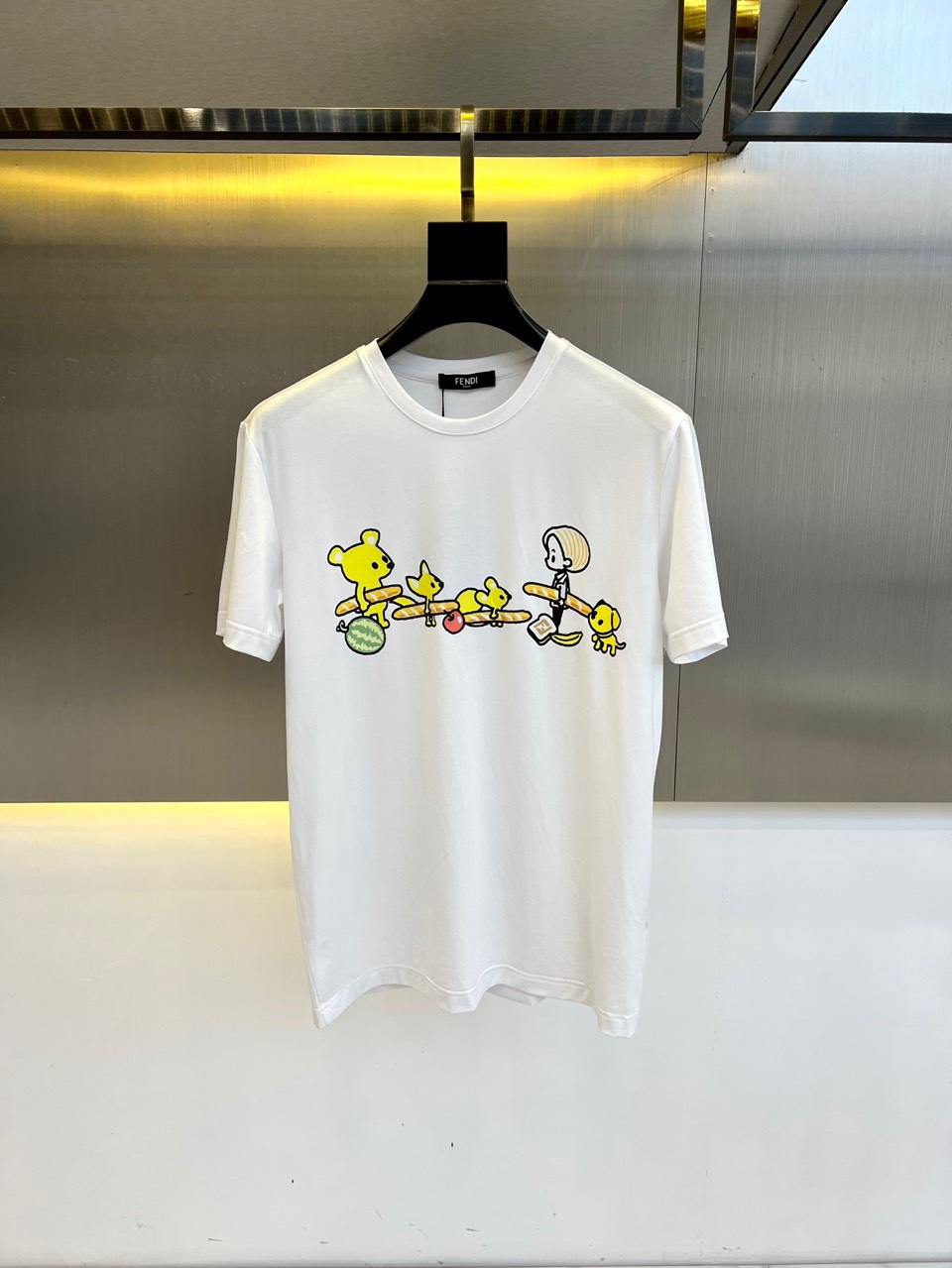 NO:146672,Fendi, new spring and summer style G home direct-spray double-yarn pure cotton short-sleeved T-shirt. The latest technology modal ice-sensing fabric, nylon solid watermark, classic loose style, and better spun breathable cotton fabric!  Comfortable and fit the body. Weaving it into a combed cotton fabric, it has a delicate and comfortable skin feeling, is straight, shaved, breathable and hygroscopic, and does not easily make it pleated and does not require special care. Nylon solid paste has the characteristics of high fastness, high solid content, environmental protection, etc., which can provide clear and lasting printing effect. The upper body is comfortable and free, and it can also show a sense of casualness and fashion. 48-56 (model 173, 143 catties upper body 50 yards),,fendi,fendi,gucci,T-shirt,tees,t-shirt,alexander wang19860909Fendi芬迪、春夏新款 G家直喷印双纱纯棉短袖T恤. 最新科技莫代尔冰感面料、尼龙固浆水印、经典宽松版型,选用精纺透气棉质面料！舒适贴合身形.织成精梳棉布料,亲肤感细腻舒适,挺刮透气吸湿性强劲.不易出褶亦不需要特别打理.尼龙固浆具有高牢度、高固含、环保等特点,可以提供清晰、持久的印花效果.上身舒适和自由,同时也能展现出一种随性和时尚感.48-56（模特173,143斤上身50码）,,fendi,fendi,gucci,T-shirt,tees，t-shirt,alexander wang,Men's clothing