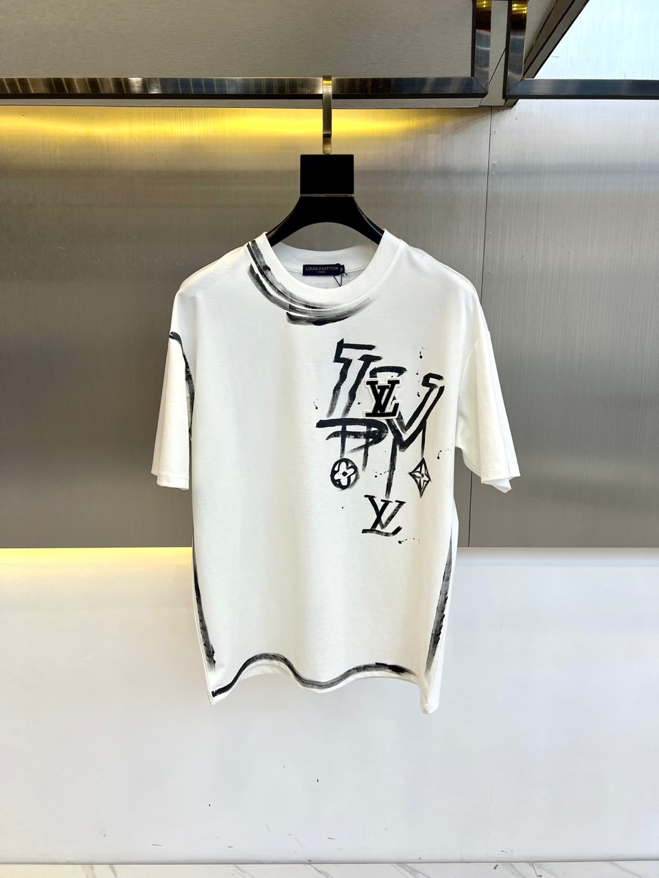 NO:146678,1v. Early spring hand-painted printed logo badge round neck short-sleeved T-shirt. Customer-supplied worsted knitted cotton fabric, with smooth texture and delicate texture, light and transparent, and a cutting process that combines both inside and outside, always maintains a perfect shape. The unique hand-painted logo print interprets the unrestrained free soul, representing the trendy brand design charm that keeps pace with the times, using exquisitely controlled painted glue, full of craftsmanship. A new layer of woven hand-painted brush glue splashing graffiti is a craft show, with extremely high precision!  S-XXL (model 173, 143 catties upper body M size), T-shirt,tees,t-shirt,alexander wang198609091v、早春手绘印花标识徽章圆领短袖T恤.客供精纺针织棉面料,手感质感顺滑细腻,轻薄透爽,内外兼具的裁剪工艺,时刻保持足够完美的造型.别具一格的手绘logo印花演绎无拘无束的自由灵魂代表与时俱进的潮流品牌设计魅力运用精控彩绘刷胶制作,工艺感十足.全新层次分明机织手绘刷胶泼墨涂鸦实属工艺秀作,精细度极高！S-XXL（模特173,143斤上身M码）,,T-shirt,tees，t-shirt,alexander wang,Men's clothing