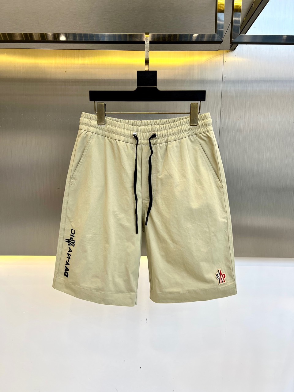 NO:146683,Mon cover, 25SS spring and summer new workwear casual shorts!  Fashionable sports shorts that are a must-have in spring and summer are suitable for all occasions. They appear very frequently. Don’t miss them if you like them!  This product is selected high-needle high-density, with a flat and clear texture on the cloth, with good moisture absorption and breathability, soft and elastic, and is extra flexible, elastic, long-lasting and durable!  The classic logo logo is embellished on the front side of the trouser, making it more eye-catching, high-end and recognizable!  While improving visual fashion, it makes the overall contour feel stronger, and its personality reduces age and is not restricted by age!  High elastic drawstring elastic waist   simple and versatile upper body, and you can match it with a short T-piece, which is very handsome!  S-XXL (please report height and weight by placing an order), Moncler, shorts, alexander wang19860909Mon蒙口、 25SS春夏新款工装休闲短裤裤！春夏季必入的时尚运动短裤,适用于各种场合,出镜率非常高,喜欢的不要错过哦！此款精选高针高密,布面纹理平整清晰,具有良好的吸湿透气性,柔软有弹力,,格外柔韧有弹性持久耐用！裤身前侧口袋处点缀经典Logo徽标,显得更加醒目高级且富有辨识度！提升视觉时髦度的同时,使得整体轮廓感更强,个性减龄、不受年龄阶段的限制！高弹力抽绳松紧裤腰 上身简约百搭、任意搭配一件短T就很是帅气！S-XXL（下单请报身高体重）,,Moncler,shorts,alexander wang,Men's clothing