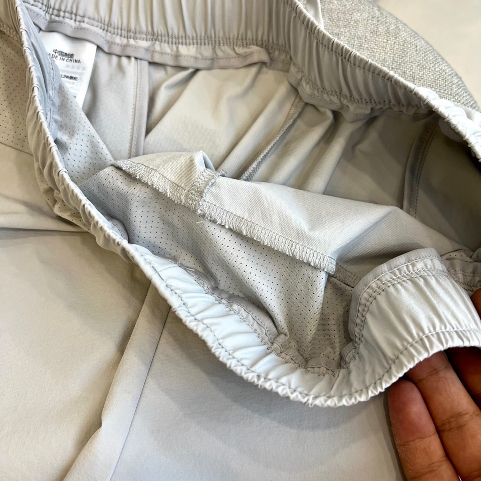 p180
Arcteryx 始祖鸟、棉感速干跑步短裤25轻便耐磨全压胶运动短裤 男女同款冰凉户外运动与日常穿搭的理想之选。吸湿排汗，忍不住抚摸的细腻感仿佛坠入云端般舒适。凉感舒适-防紫外线棉感速干。双侧口袋+隐形拉链侧袋，徒步、越野跑、骑行，应对复杂地形与天气变化。S-XXL（下单请报身高体重）