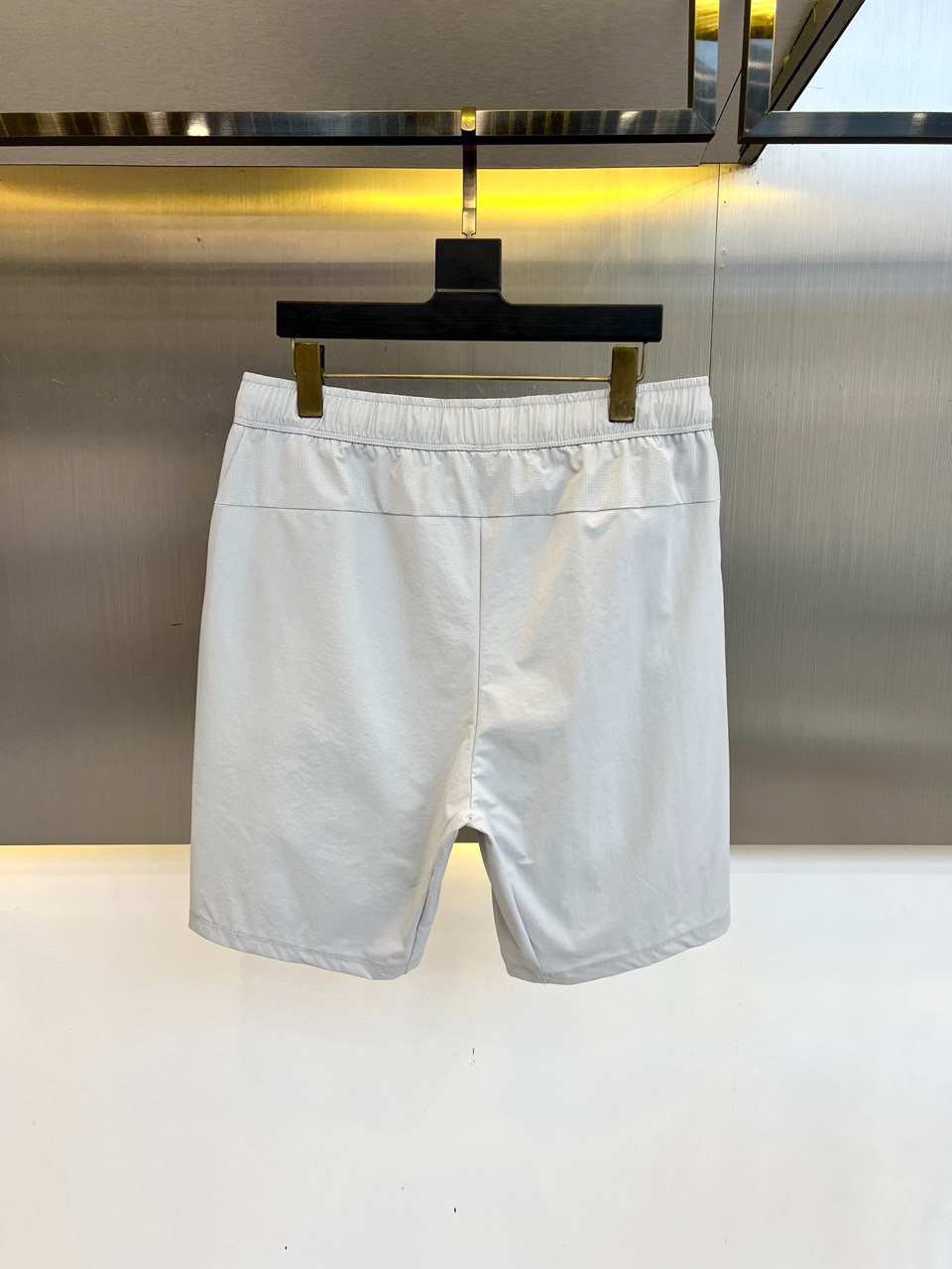 p180
Arcteryx 始祖鸟、棉感速干跑步短裤25轻便耐磨全压胶运动短裤 男女同款冰凉户外运动与日常穿搭的理想之选。吸湿排汗，忍不住抚摸的细腻感仿佛坠入云端般舒适。凉感舒适-防紫外线棉感速干。双侧口袋+隐形拉链侧袋，徒步、越野跑、骑行，应对复杂地形与天气变化。S-XXL（下单请报身高体重）