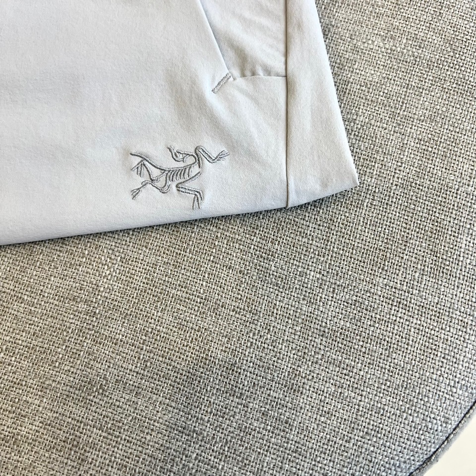 p180
Arcteryx 始祖鸟、棉感速干跑步短裤25轻便耐磨全压胶运动短裤 男女同款冰凉户外运动与日常穿搭的理想之选。吸湿排汗，忍不住抚摸的细腻感仿佛坠入云端般舒适。凉感舒适-防紫外线棉感速干。双侧口袋+隐形拉链侧袋，徒步、越野跑、骑行，应对复杂地形与天气变化。S-XXL（下单请报身高体重）