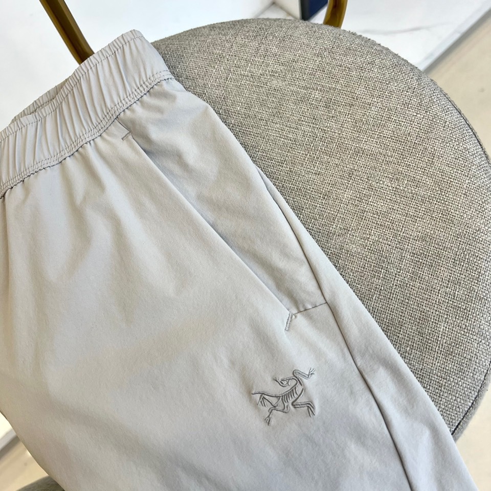 p180
Arcteryx 始祖鸟、棉感速干跑步短裤25轻便耐磨全压胶运动短裤 男女同款冰凉户外运动与日常穿搭的理想之选。吸湿排汗，忍不住抚摸的细腻感仿佛坠入云端般舒适。凉感舒适-防紫外线棉感速干。双侧口袋+隐形拉链侧袋，徒步、越野跑、骑行，应对复杂地形与天气变化。S-XXL（下单请报身高体重）