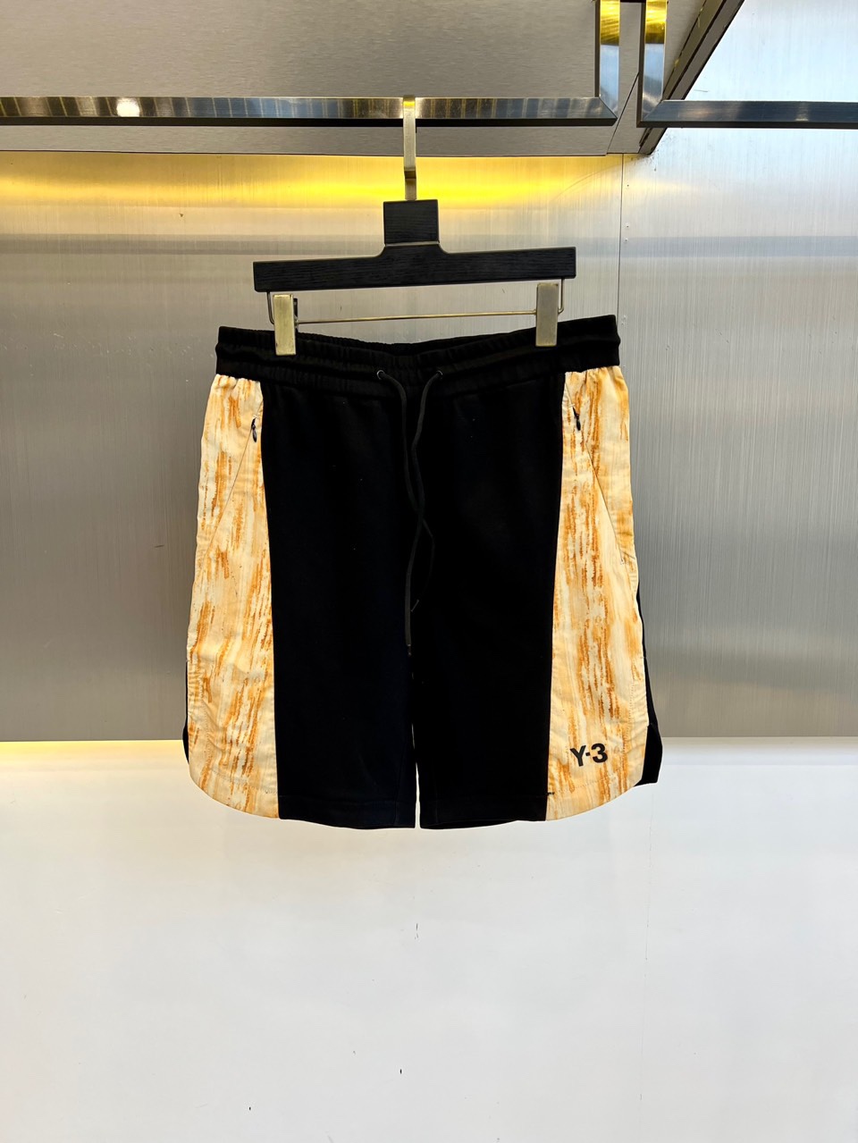 NO:146693,Y-3, 25s spring and summer new casual shorts pants!  Fashionable sports shorts that are a must-have in spring and summer are suitable for all occasions. They appear very frequently. Don’t miss them if you like them!  This product is selected high-needle high-density, with a flat and clear texture on the cloth, with good moisture absorption and breathability, soft and elastic, and is extra flexible, elastic, long-lasting and durable!  The classic Y3 logo is decorated with the front pocket of the trouser, making it more eye-catching, high-end and recognizable!  While improving visual fashion, it makes the overall contour feel stronger, and its personality reduces age and is not restricted by age!  High elastic drawstring elastic waist   simple and versatile upper body, and you can match it with a short Tee so you will be very handsome!  Two colors enter!  S-XXL (please report height and weight by placing an order), shorts, alexander wang19860909Y-3、 25s春夏新款休闲短裤裤！春夏季必入的时尚运动短裤,适用于各种场合,出镜率非常高,喜欢的不要错过哦！此款精选高针高密,布面纹理平整清晰,具有良好的吸湿透气性,柔软有弹力,,格外柔韧有弹性持久耐用！裤身前侧口袋处点缀经典Y3字样Logo,显得更加醒目高级且富有辨识度！提升视觉时髦度的同时,使得整体轮廓感更强,个性减龄、不受年龄阶段的限制！高弹力抽绳松紧裤腰 上身简约百搭、任意搭配一件短Tee就很是帅气！两色入！S-XXL（下单请报身高体重）,,shorts,alexander wang,Men's clothing