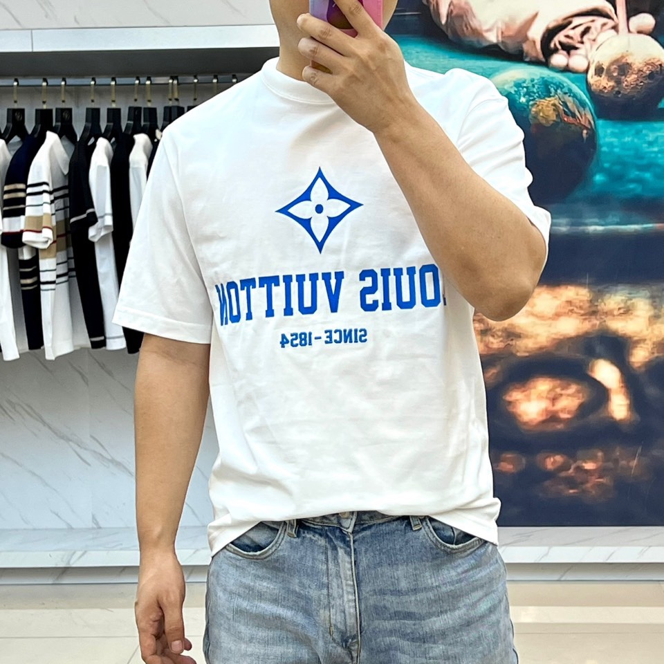 p190
1v、2025春夏男士新款经典LOGO压印圆领短袖T恤。进口100%纯棉面料，面料手感丝滑柔软，透气亲肤性极佳，着身无比的舒适，整体质感相当之高！衣身胸前标志性徽标Logo，采用多色立体印花技术精心打造，撞色效果让人眼前一亮，形成鲜明的强烈对比，极具辨识度与档次感！常规的休闲宽松版型裁剪设计，轻松凹出显瘦显高身型！S-XXL（模特173，143斤上身M码）