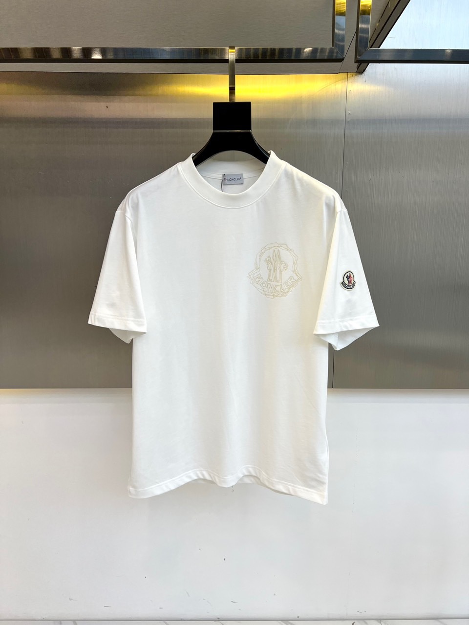 NO:146767,Mon masked and summer new series letter design couple short-sleeved T-shirt!  The chest print, by color matching, classic, elegant, super beautiful, quite amazing~ Fresh and elegant, with a strong youthful atmosphere~ The ones that give each one are absolutely high-quality, with very good details. The export 40s fine cotton high-quality modal cool fabric is used to allow you to easily feel the skin-friendly texture. It is truly a craftsmanship. Export order workmanship, instantly kill market currency, improve the quality of the whole model, skin-friendly and soft, comfortable and breathable, and demonstrate extraordinary taste!  Give you a perfect and noble experience!  Don't miss anyone you like!  48-56 (model 173, 143 catties upper body 50 sizes), Moncler, T-shirt, tees, t-shirt, alexander wang19860909Mon蒙口、 夏季新款系列字母设计情侣款短袖t恤！胸前印花, 按配色,经典,优雅,超级漂亮,相当的惊艳哦～清新淡雅,青春气息正当浓～ 给各为的绝对都是高品质的,细节相当到位,采用出口40s精棉高品质莫代尔凉感面料,让你轻松感受亲肤质感,真真是匠心之作. 出口订单做工,秒杀市场通货,提升整款品质,亲肤柔软,舒适透气.彰显不凡的品味！给你高大上的完美体验！ 喜欢的莫要错过哦！48-56（模特173,143斤上身50码）,,Moncler,T-shirt,tees，t-shirt,alexander wang,Men's clothing