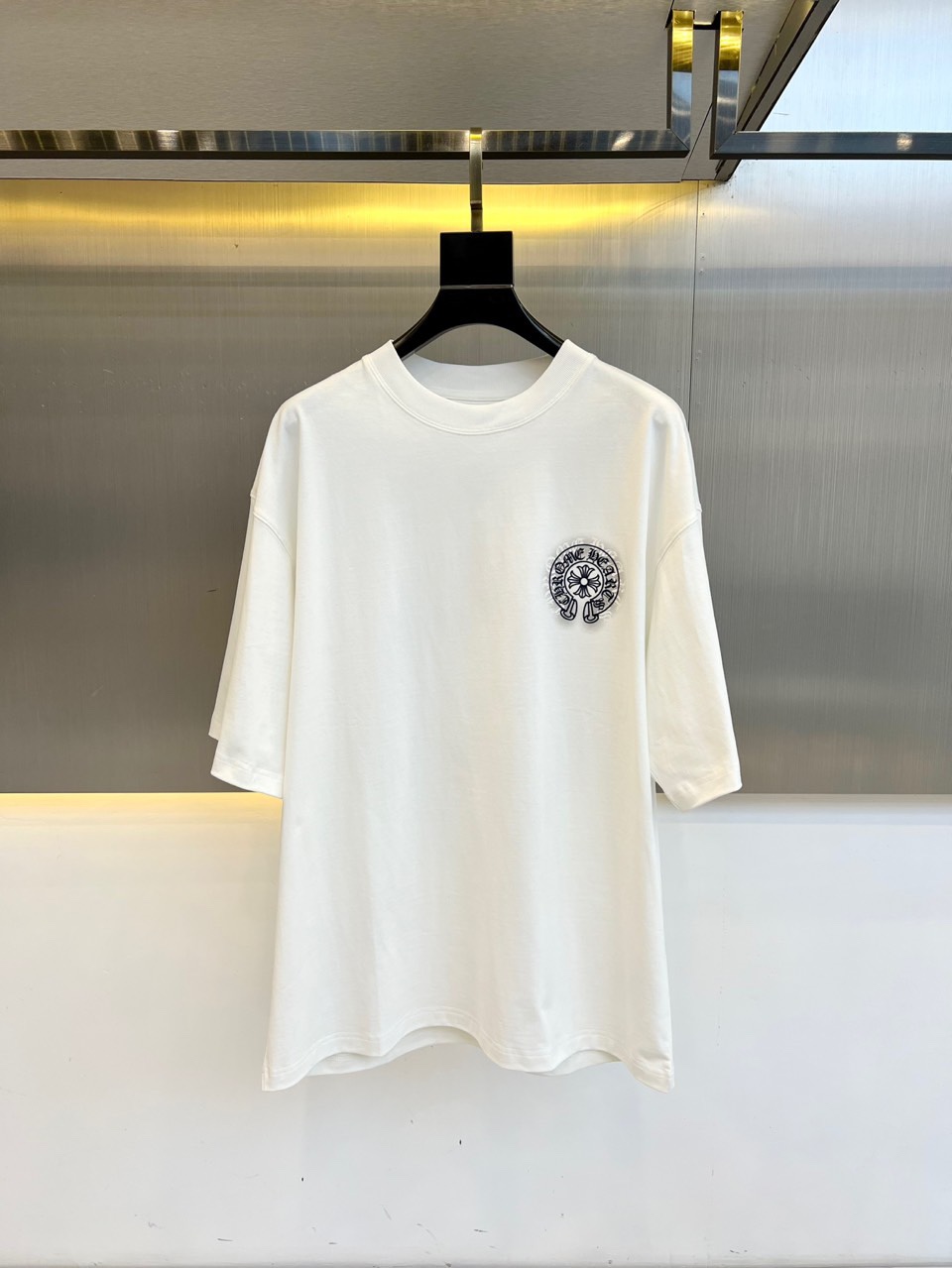 NO:146713,Chrome Crosin, Spring and Summer New Horseshoe Cross Short Sleeve T-shirt, Heavy 280g Pure Cotton Fabric, Customized Silver Cross Rivet Accessories, The brand is highly recognizable and the slim fitting configuration is more suitable for daily wear. It will be unique, fashionable, and the specifications are interpreted at a glance. It has super matching ability and can be easily controlled. 48-54 (please report height and weight by placing an order), ,chrome hearts, chrome hearts, T-shirt, tees, t-shirt, alexander wang19860909Chrome克罗心、春夏新款马蹄十字短袖t恤,重磅280g纯棉面料,定制银饰十字架铆钉配饰,品牌的辨识度极强并且修身的版型配置更为适合日常的穿搭所需将个性,将时髦,将规格诠释的一览无余的产物,搭配能力超强,可以轻松驾驭.48-54（下单请报身高体重）,,chrome hearts,chrome hearts,T-shirt,tees，t-shirt,alexander wang,Men's clothing