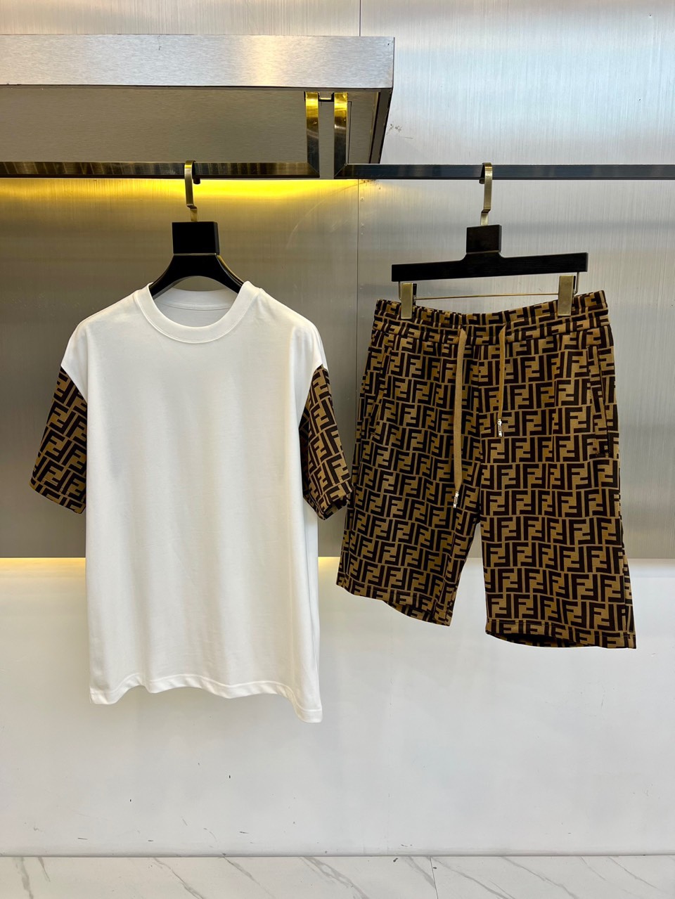 NO:154472,Fendi, 2025 new short-sleeved   shorts suit, TGVC 2025 spring and summer best pure cotton knitted suit, customized literacy top European cotton fabric, original custom-made ribbed, neat car line. The upper body is fashionable and fashionable, with both practical wear and design sense. It has both personality and simple and atmospheric design. You can buy all the essentials for fashionable things!  !  Everyone has one in summer!  48-56 (Please report height and weight by 173, 140 catties upper body 50 sizes), fendi, fendi, shorts, T-shirt, alexander wang19860909Fendi芬迪、2025新款短袖 短裤套装,TGVC2025春夏最好看的一款纯棉针织套装,定制扫盲顶级欧棉面料,原版定织罗纹,车线整齐.上身时髦洋气、兼具了实穿性以及设计感 既有个性又不失简约大气的设计 时髦精必备都买起来！！夏天人手一件！48-56（下单请报身高体重,模特173,140斤上身50码）,,fendi,fendi,shorts,T-shirt,alexander wang,Men's clothing